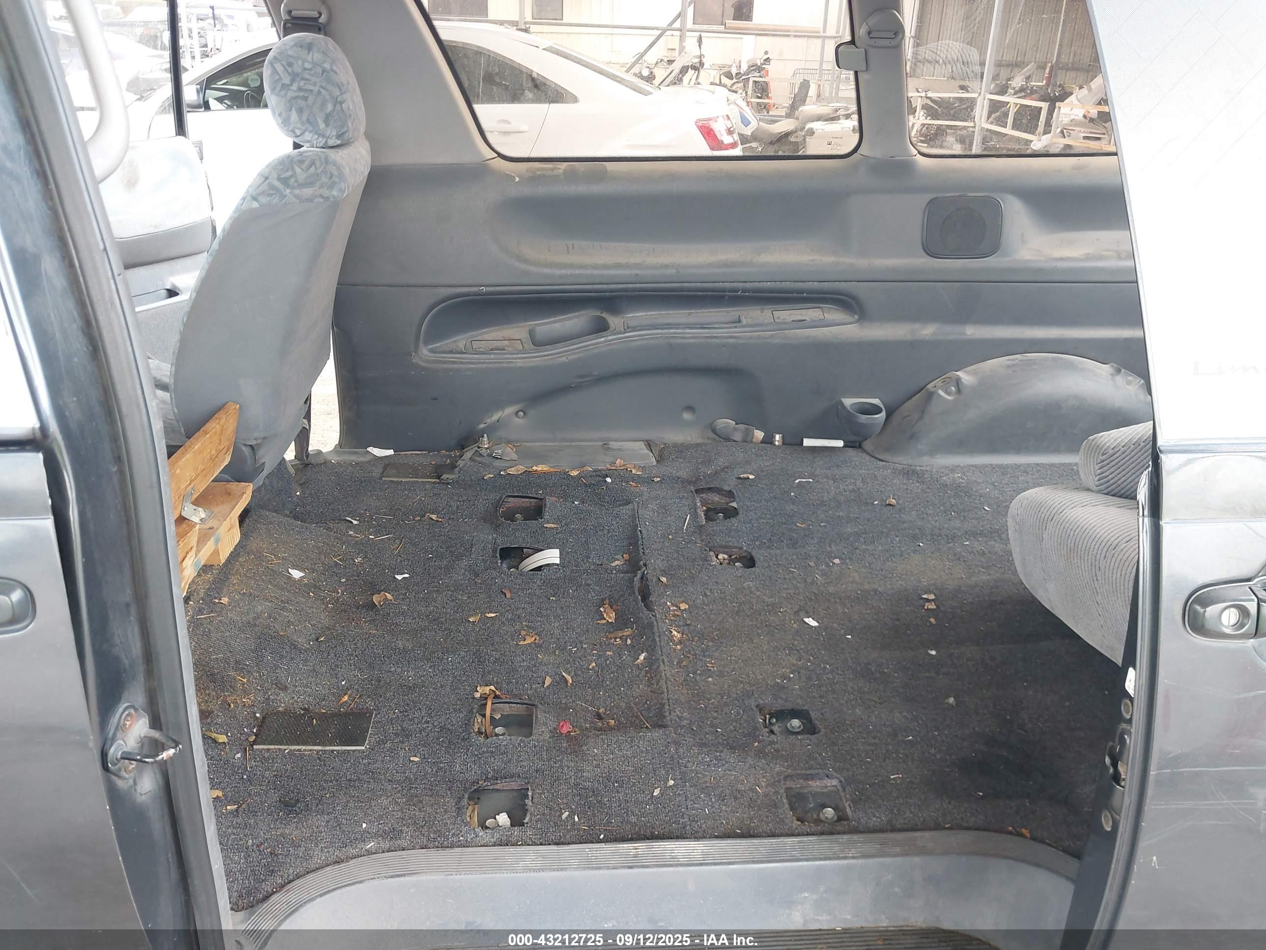 TOYOTA PREVIA image 8