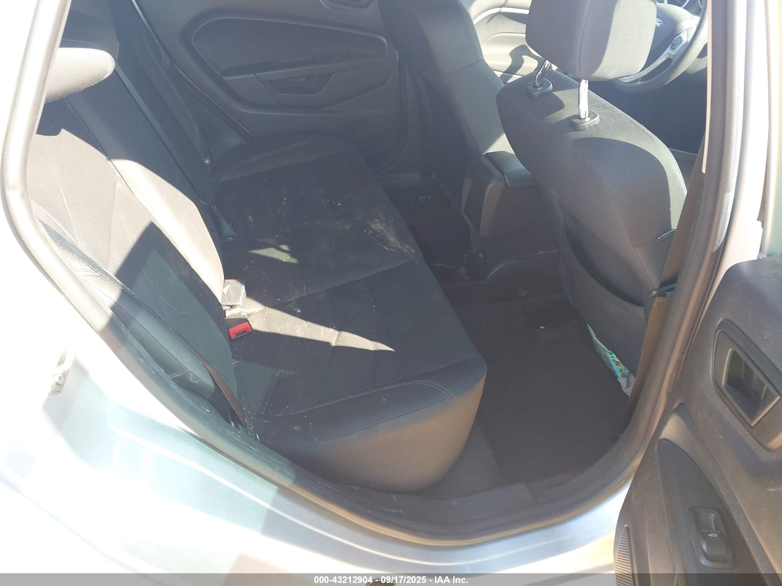 FORD FIESTA image 8