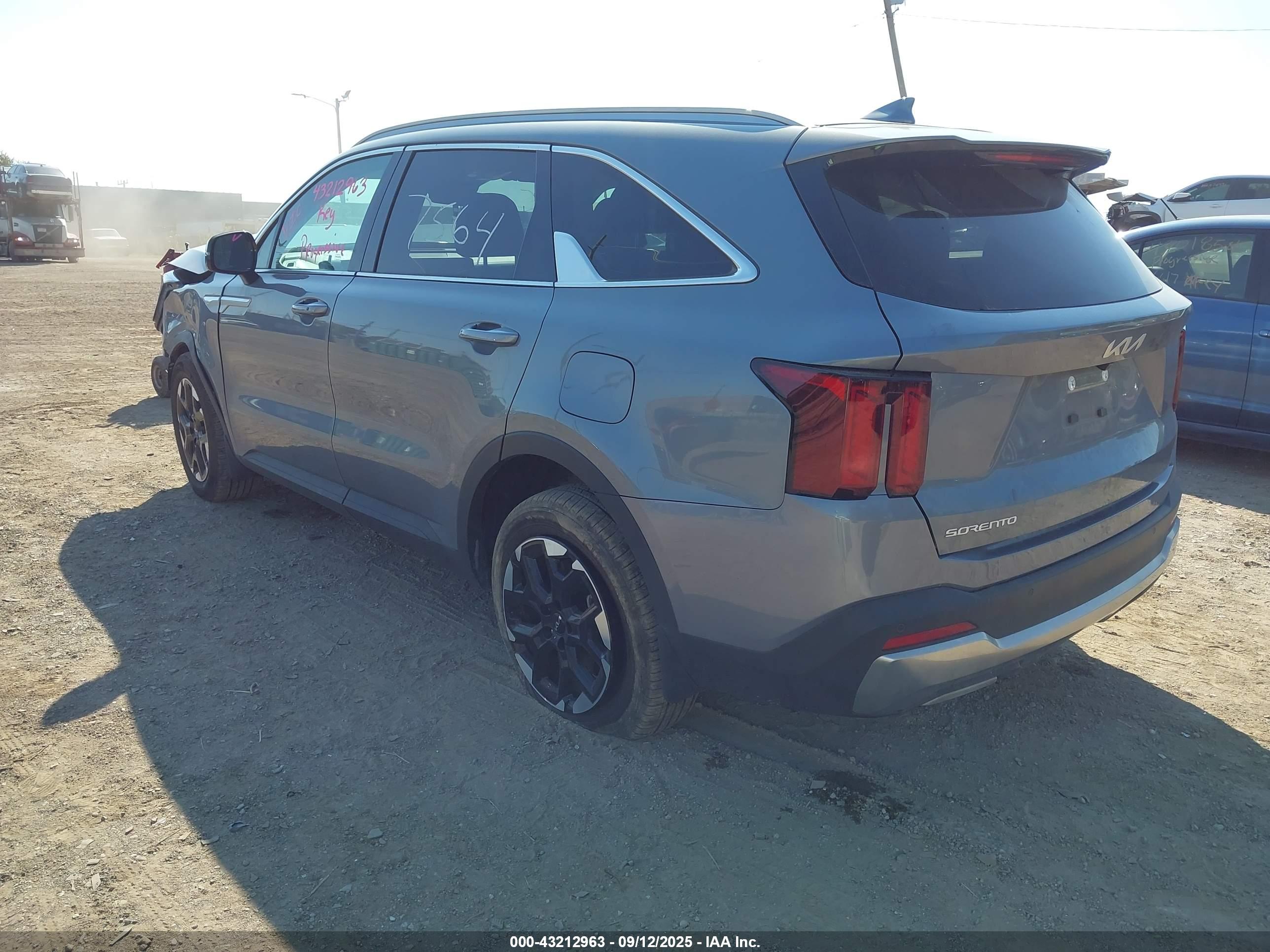 KIA SORENTO image 3