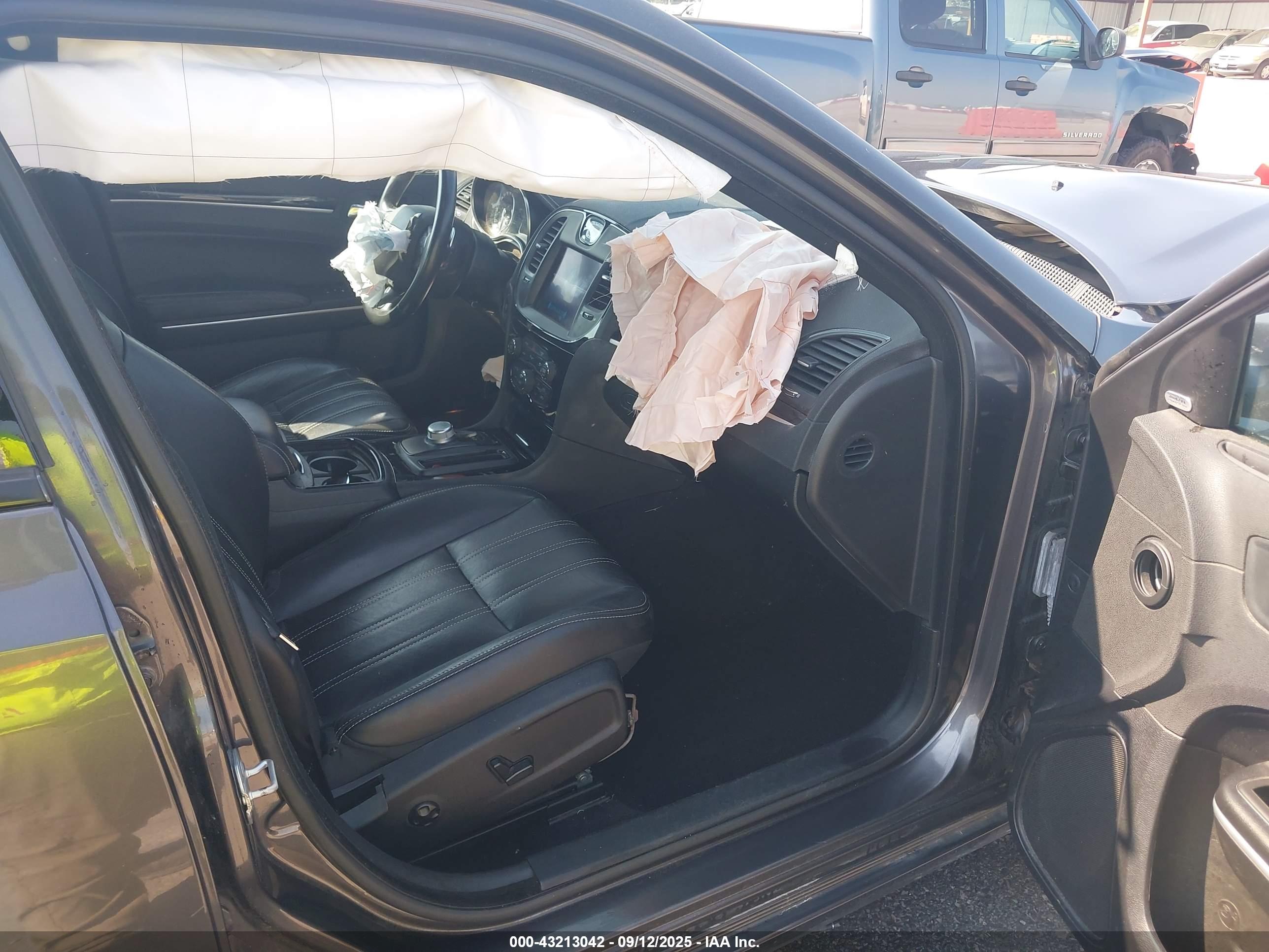CHRYSLER 300 image 5