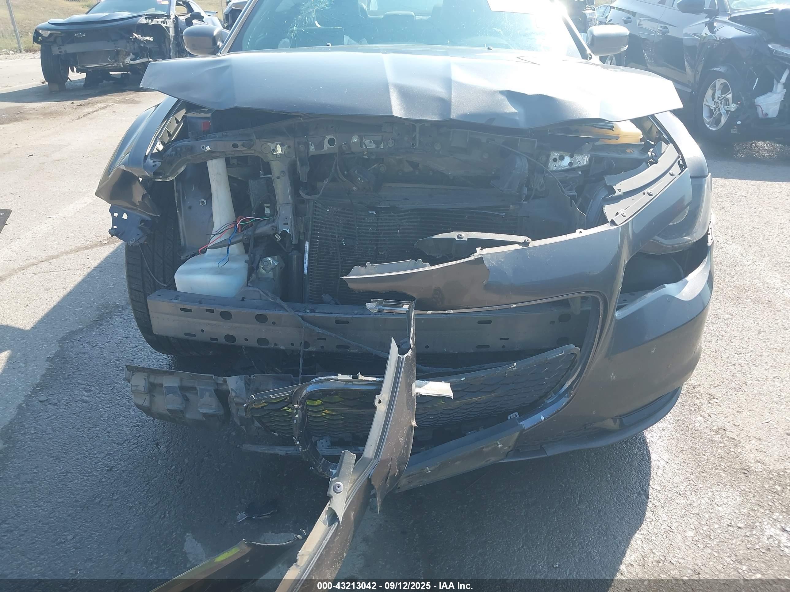 CHRYSLER 300 image 6