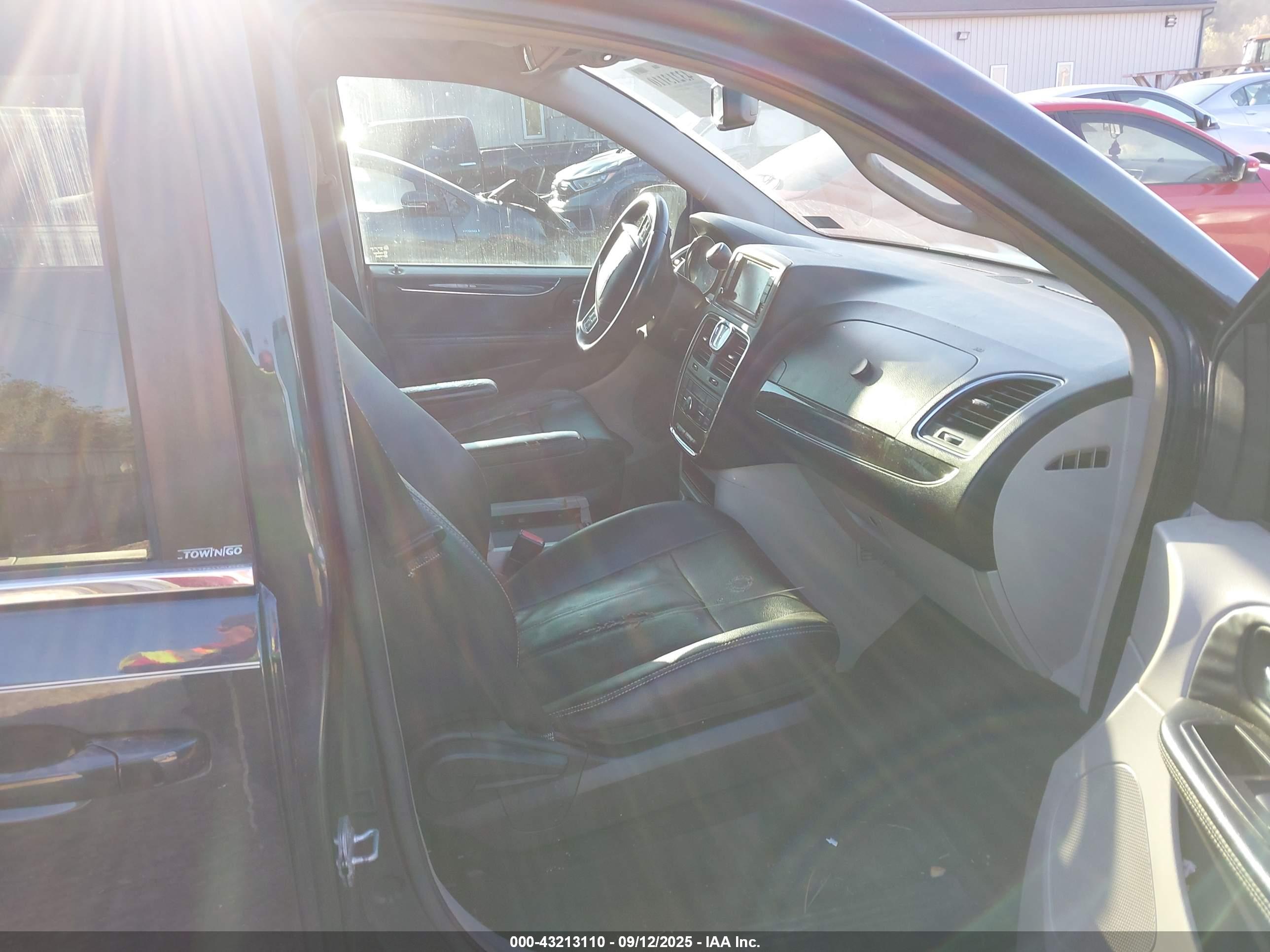 CHRYSLER TOWN image 5