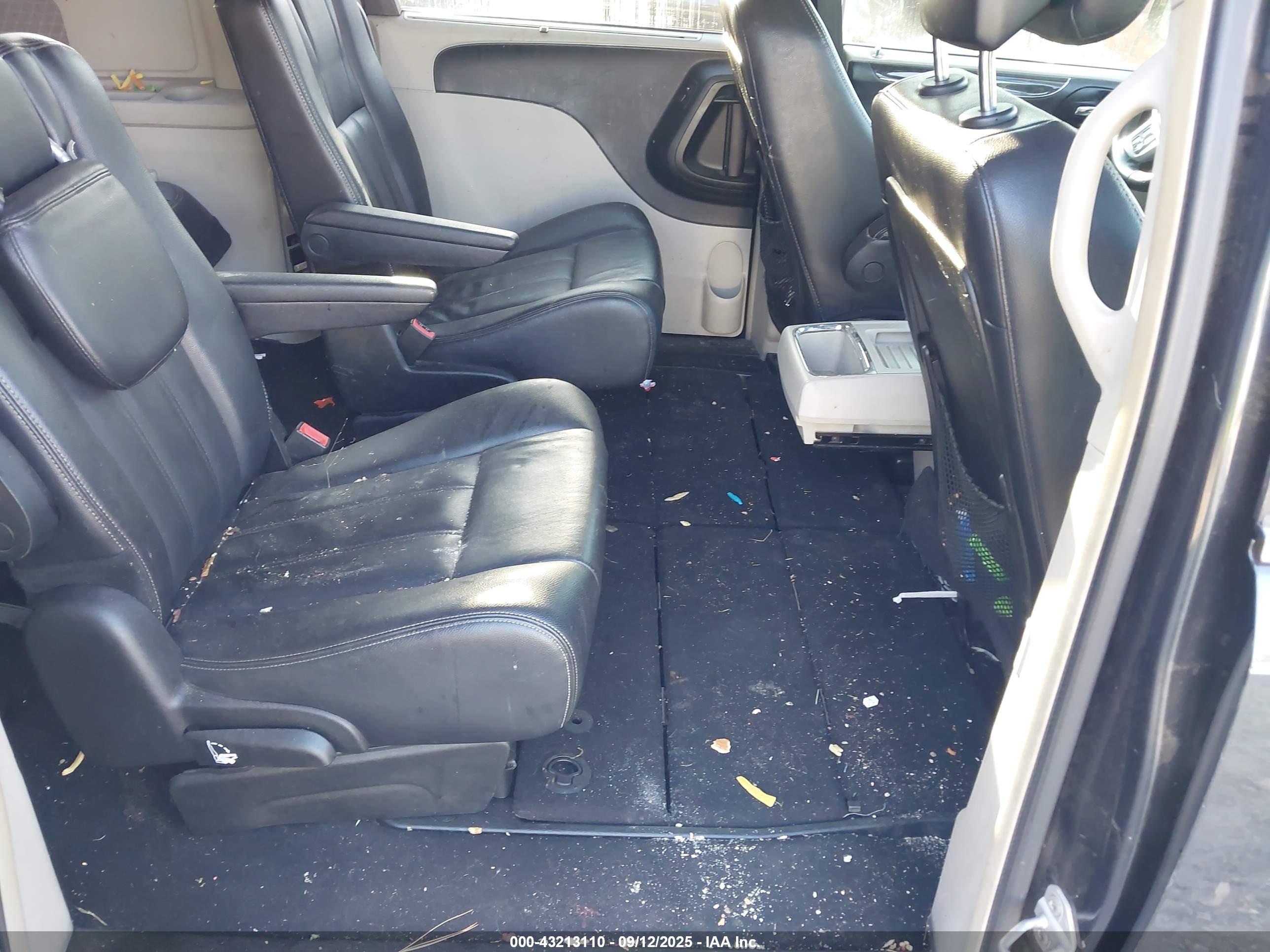 CHRYSLER TOWN image 8