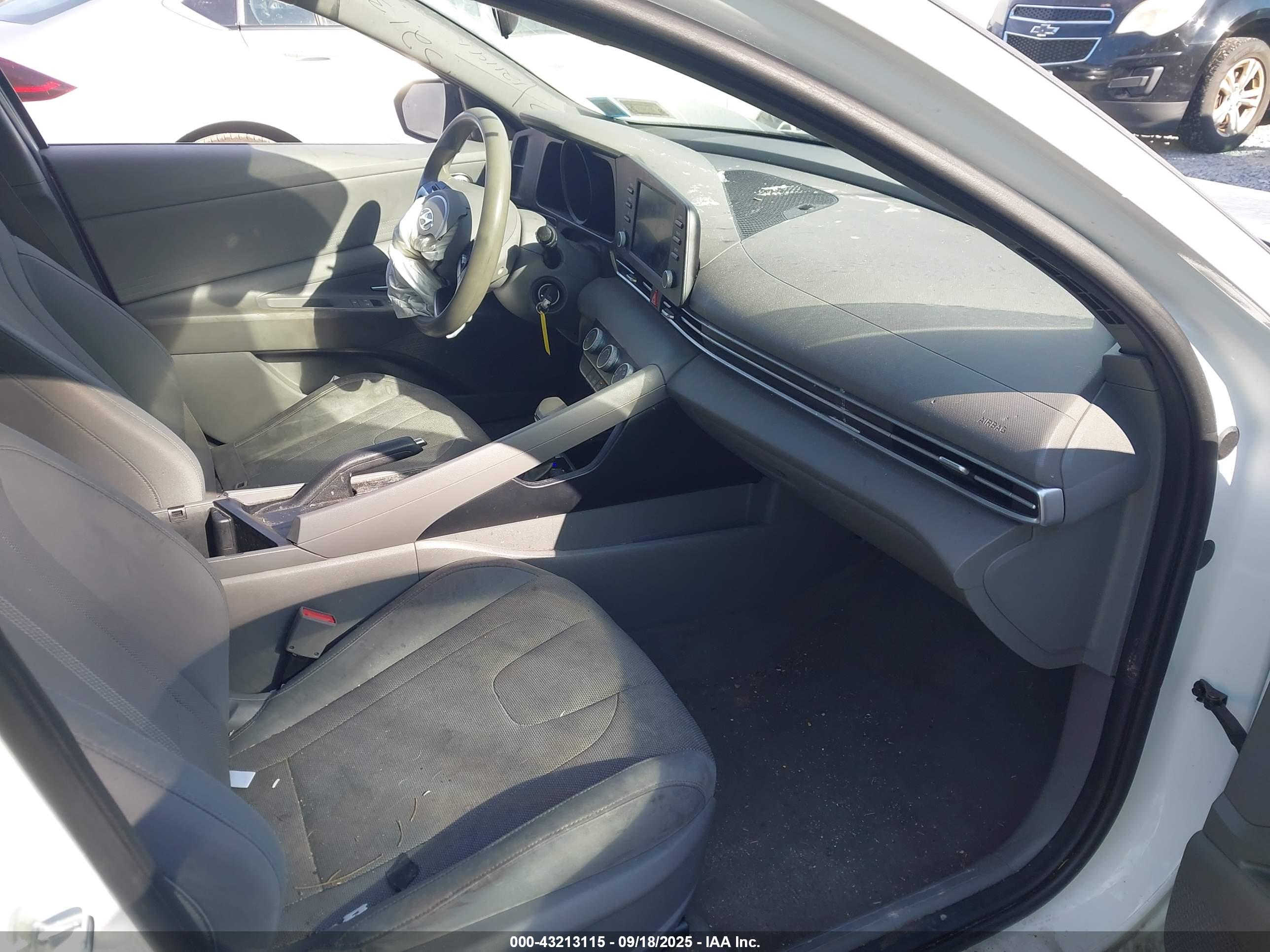 HYUNDAI ELANTRA image 5