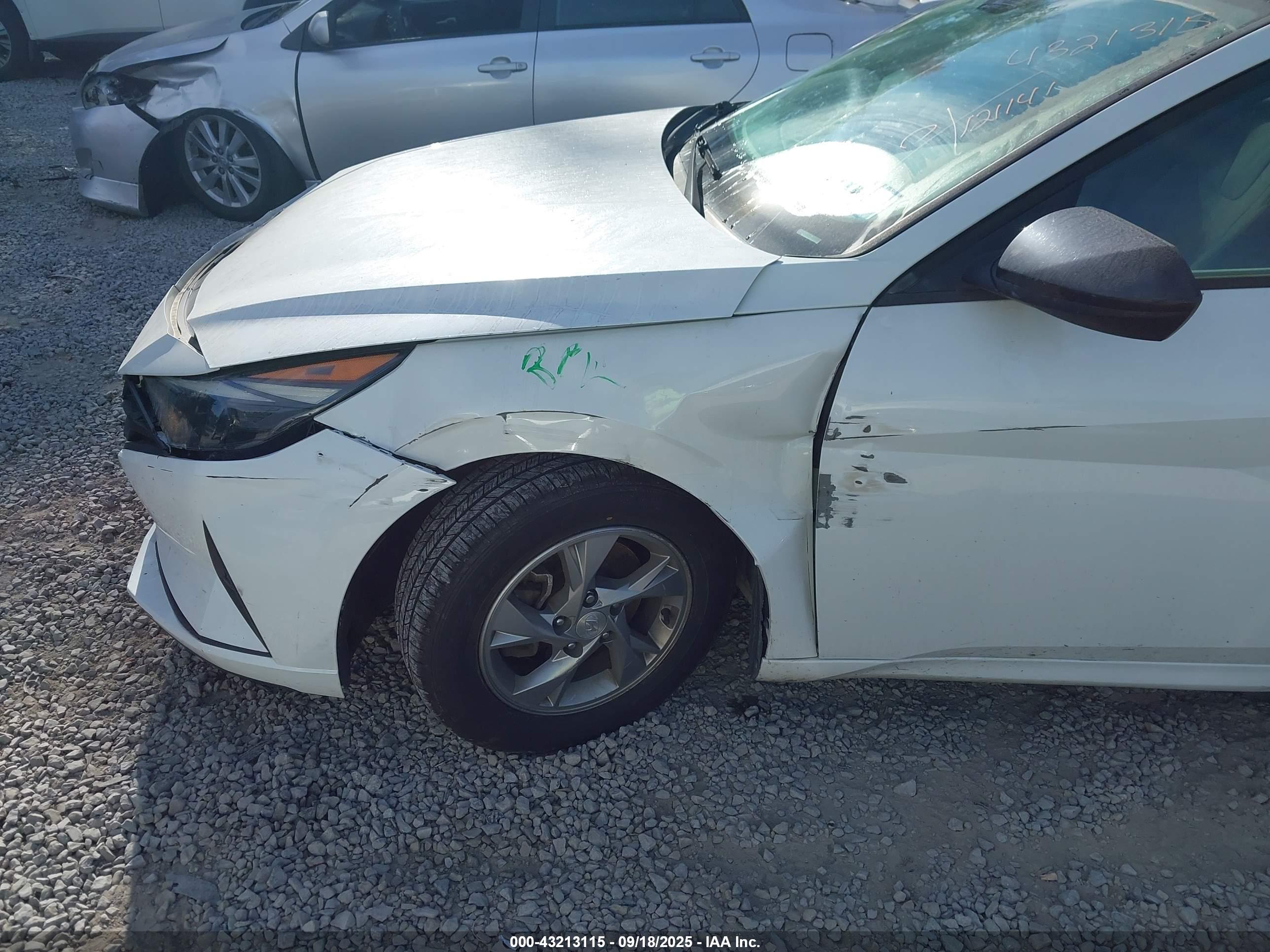 HYUNDAI ELANTRA image 6