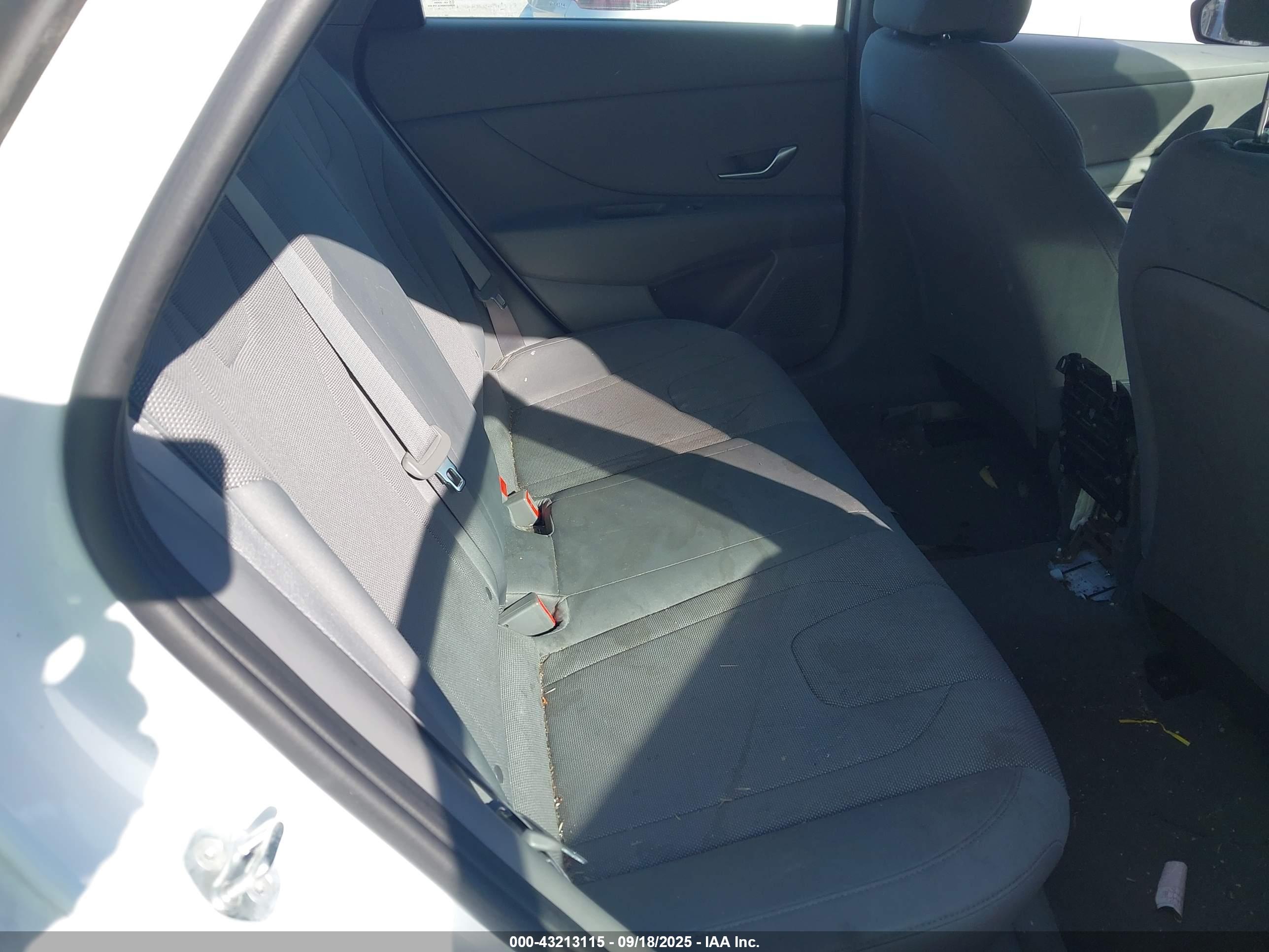 HYUNDAI ELANTRA image 8
