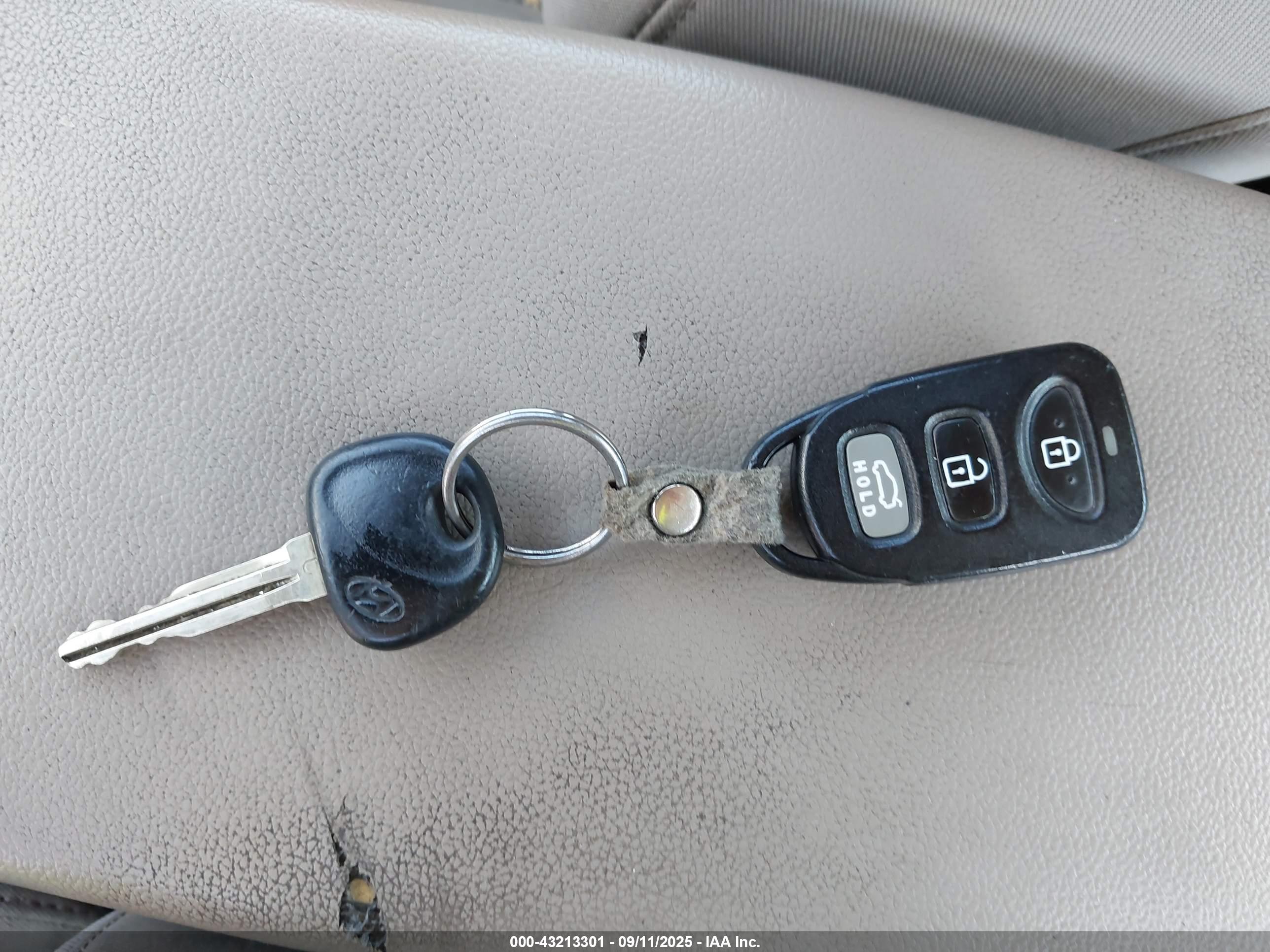 HYUNDAI ELANTRA image 11