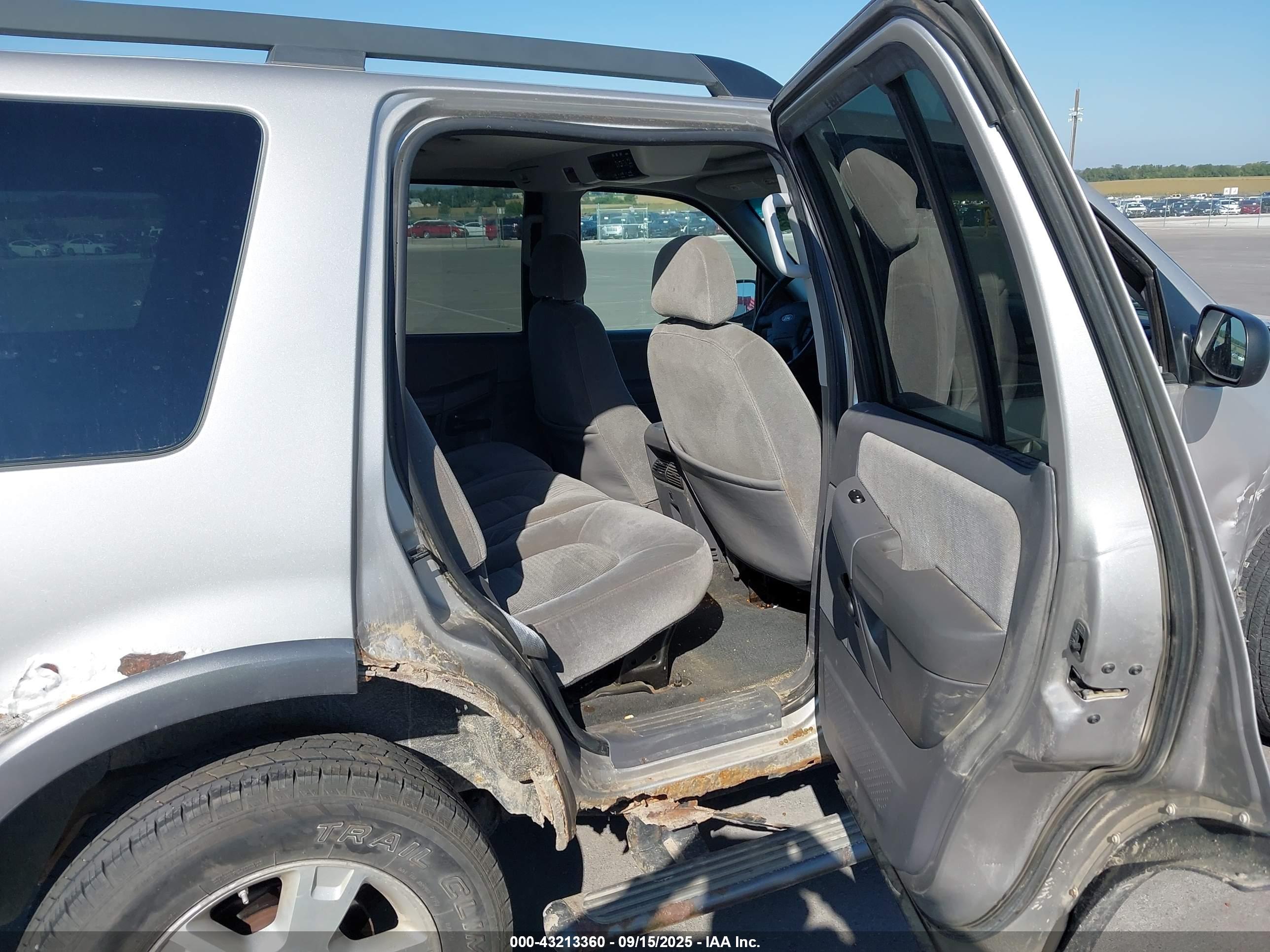 FORD EXPLORER image 8