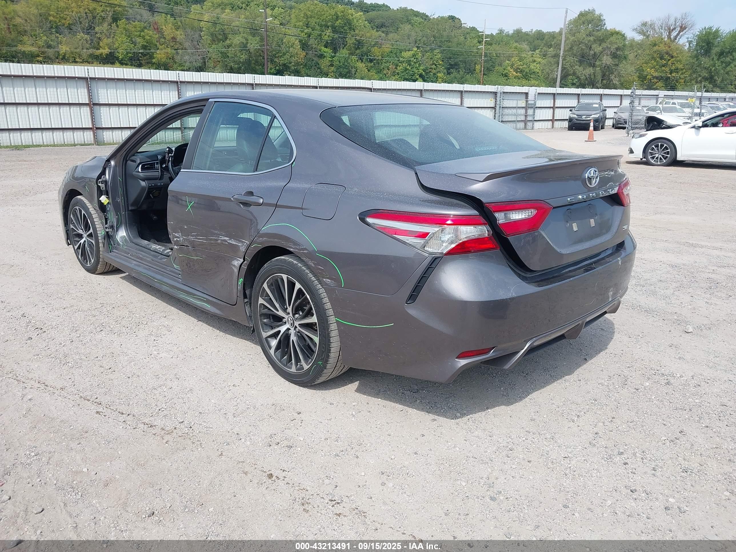 TOYOTA CAMRY image 3