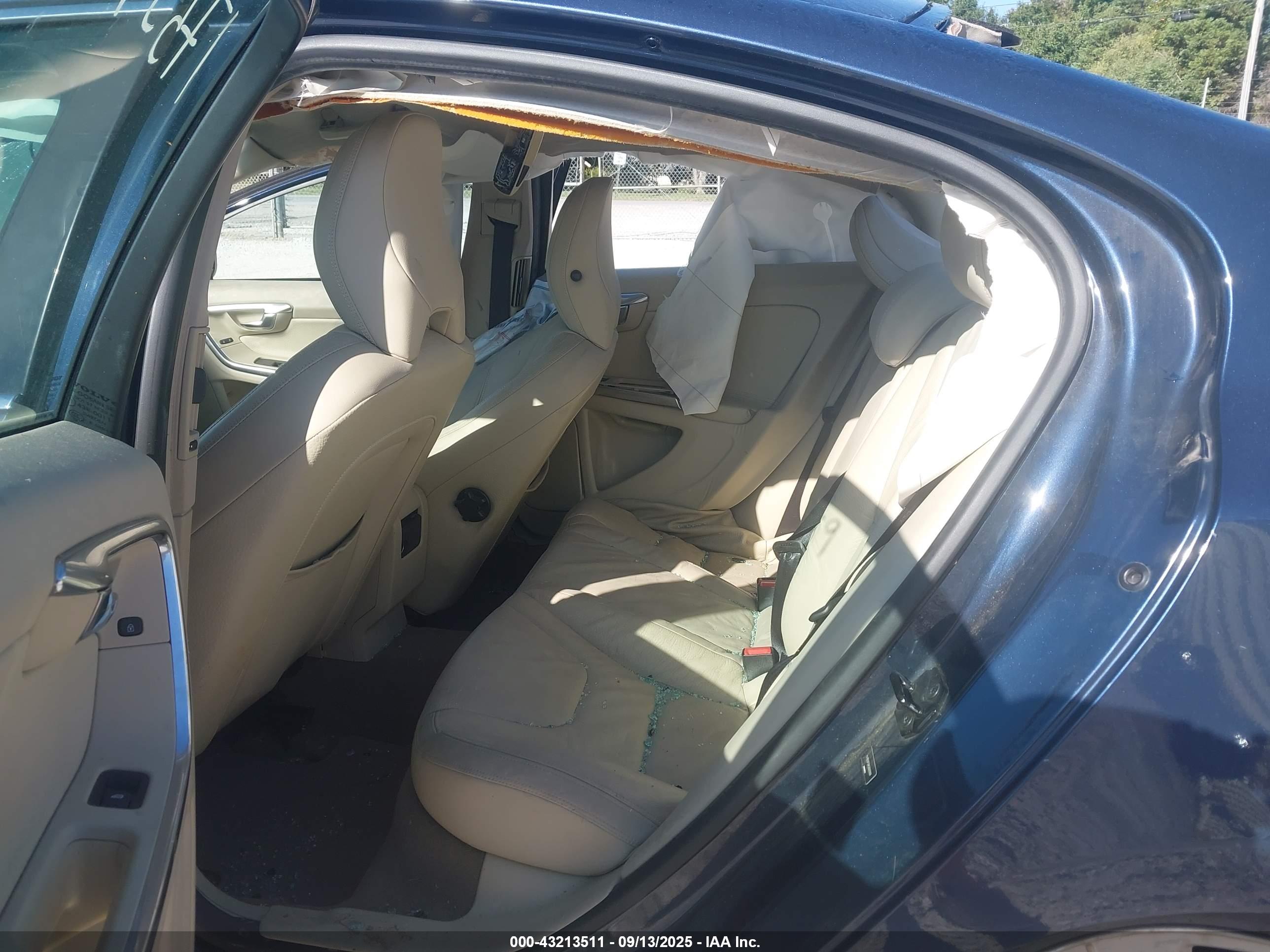 VOLVO S60 image 8
