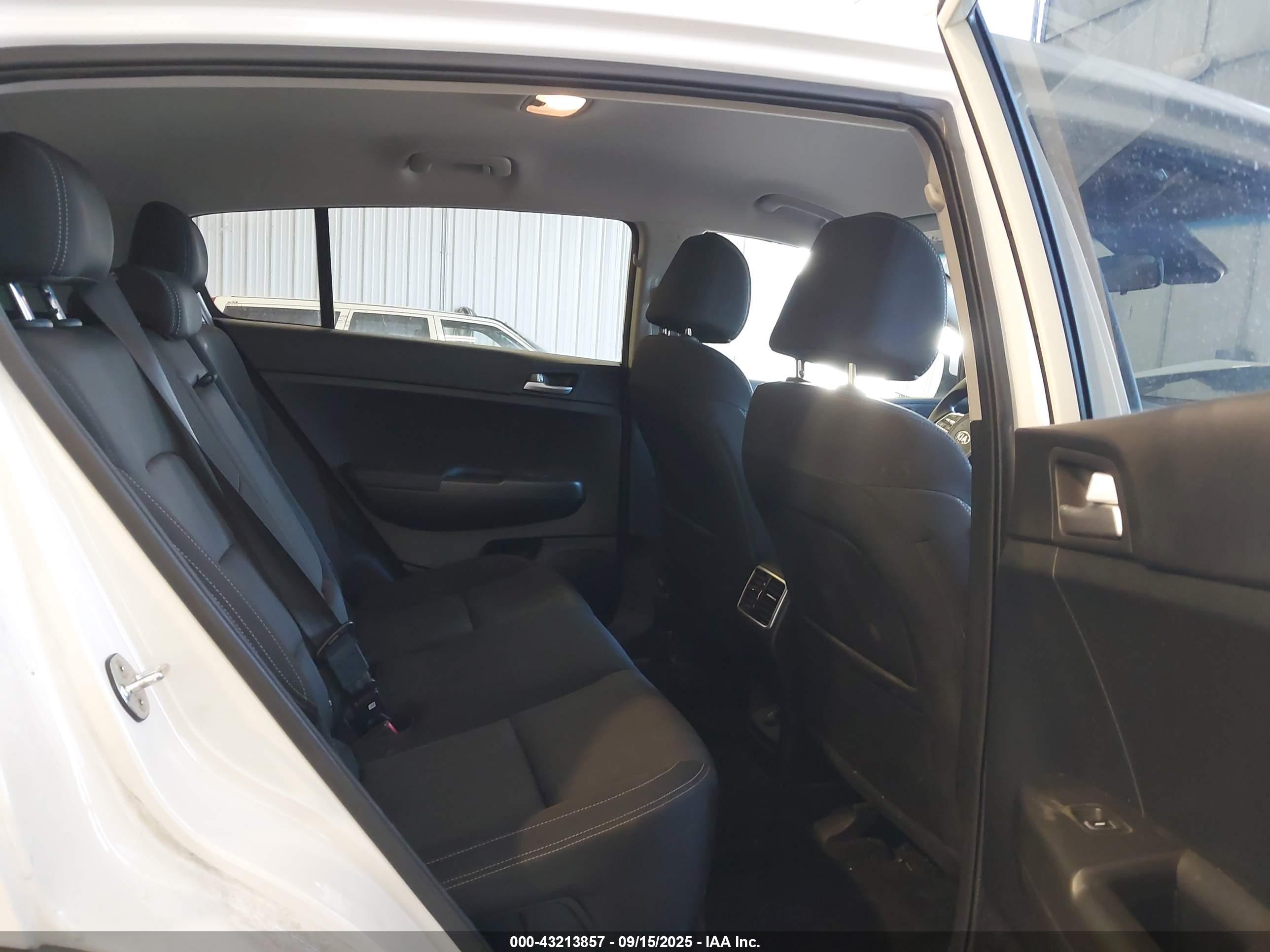 KIA SPORTAGE image 8