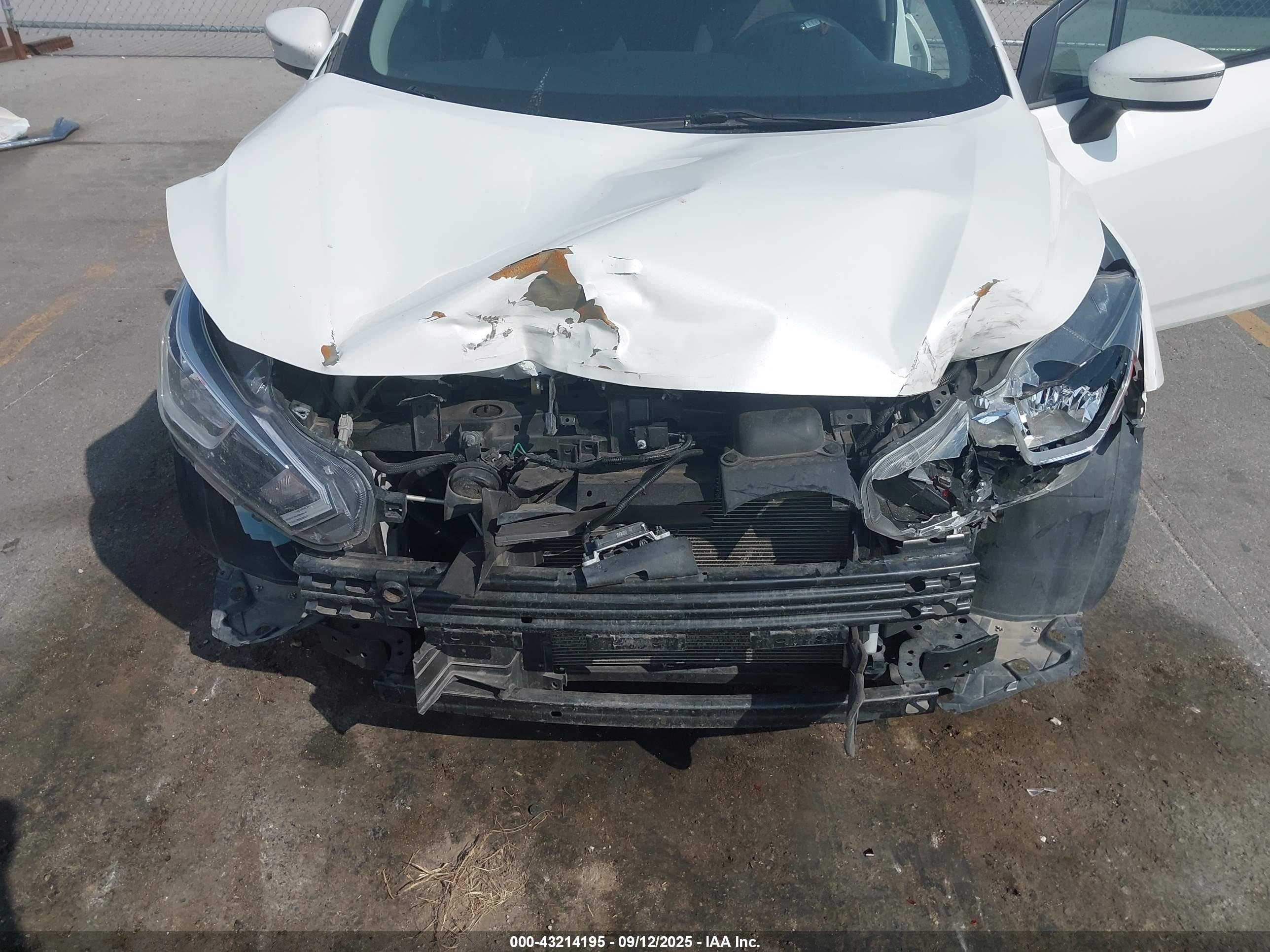 NISSAN VERSA image 6
