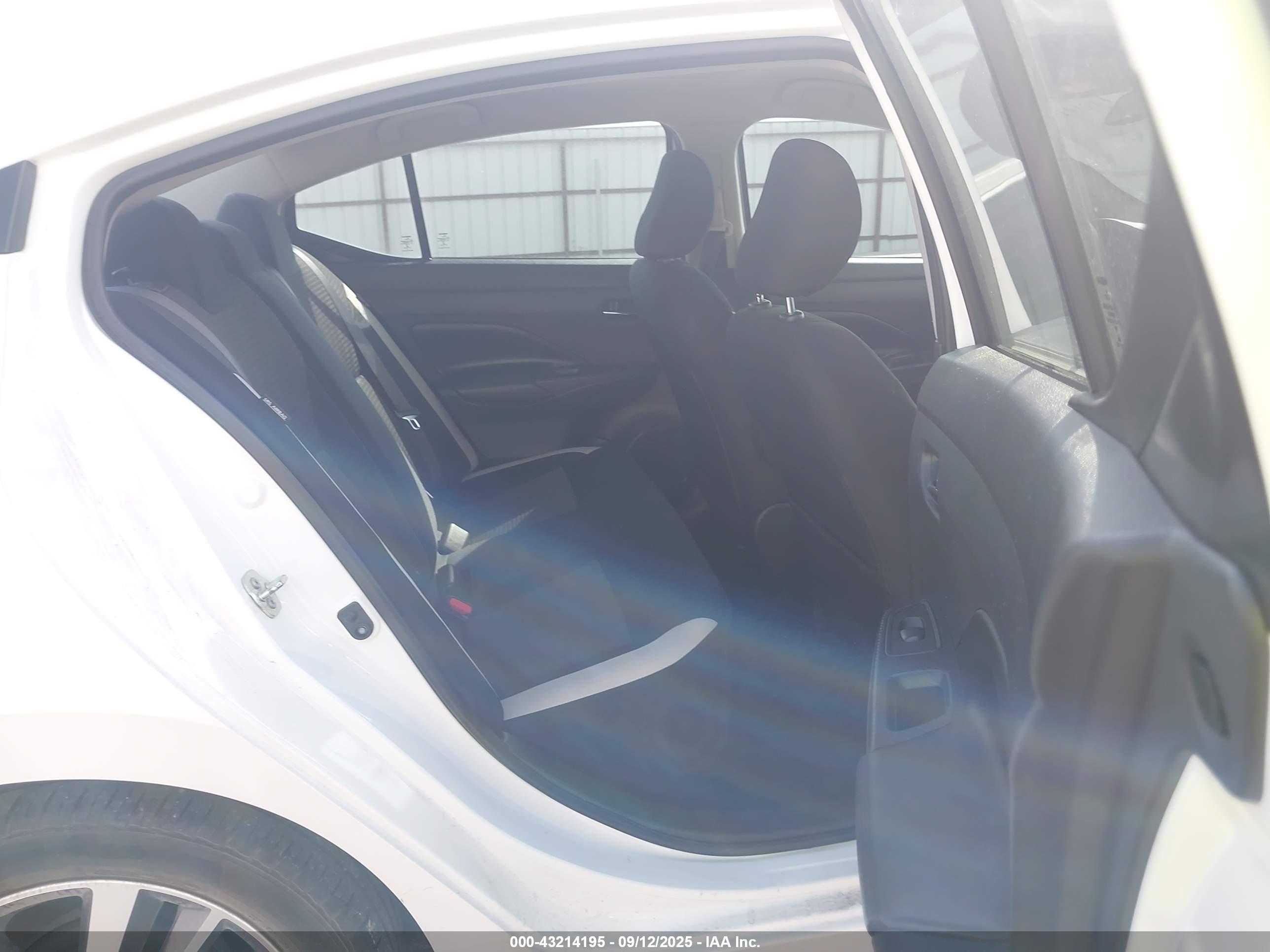 NISSAN VERSA image 8
