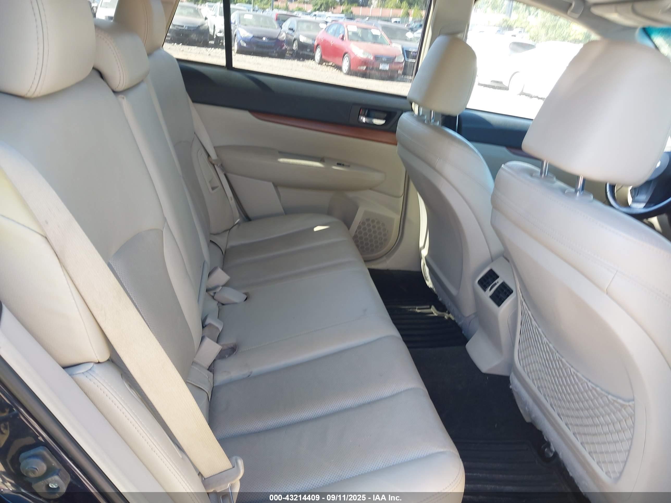 SUBARU OUTBACK image 8
