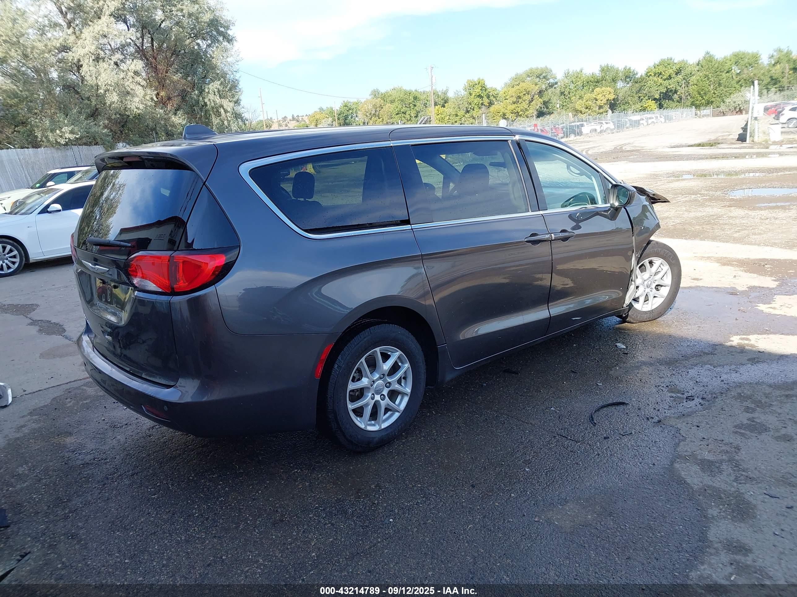 CHRYSLER PACIFICA image 4