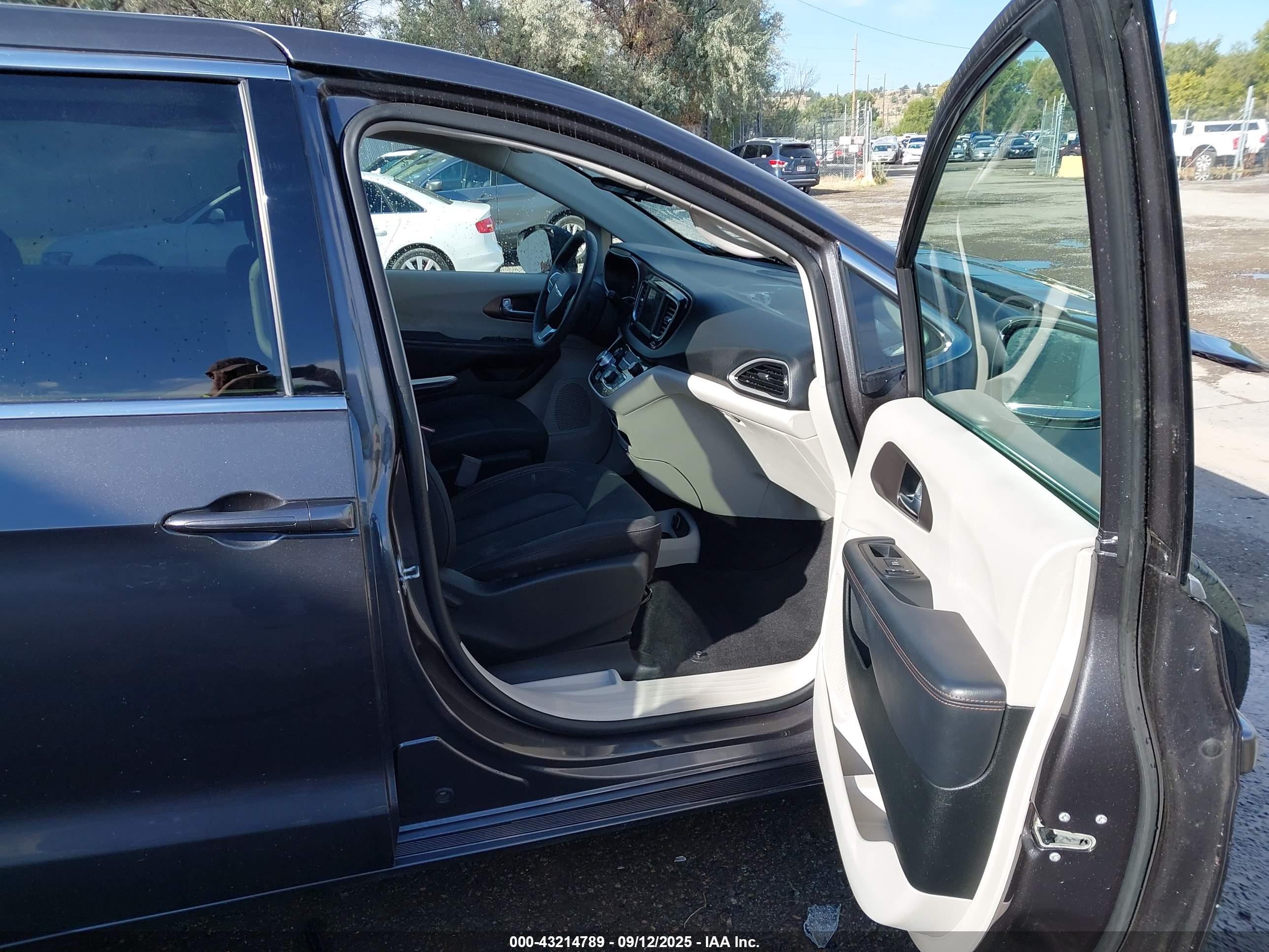 CHRYSLER PACIFICA image 5