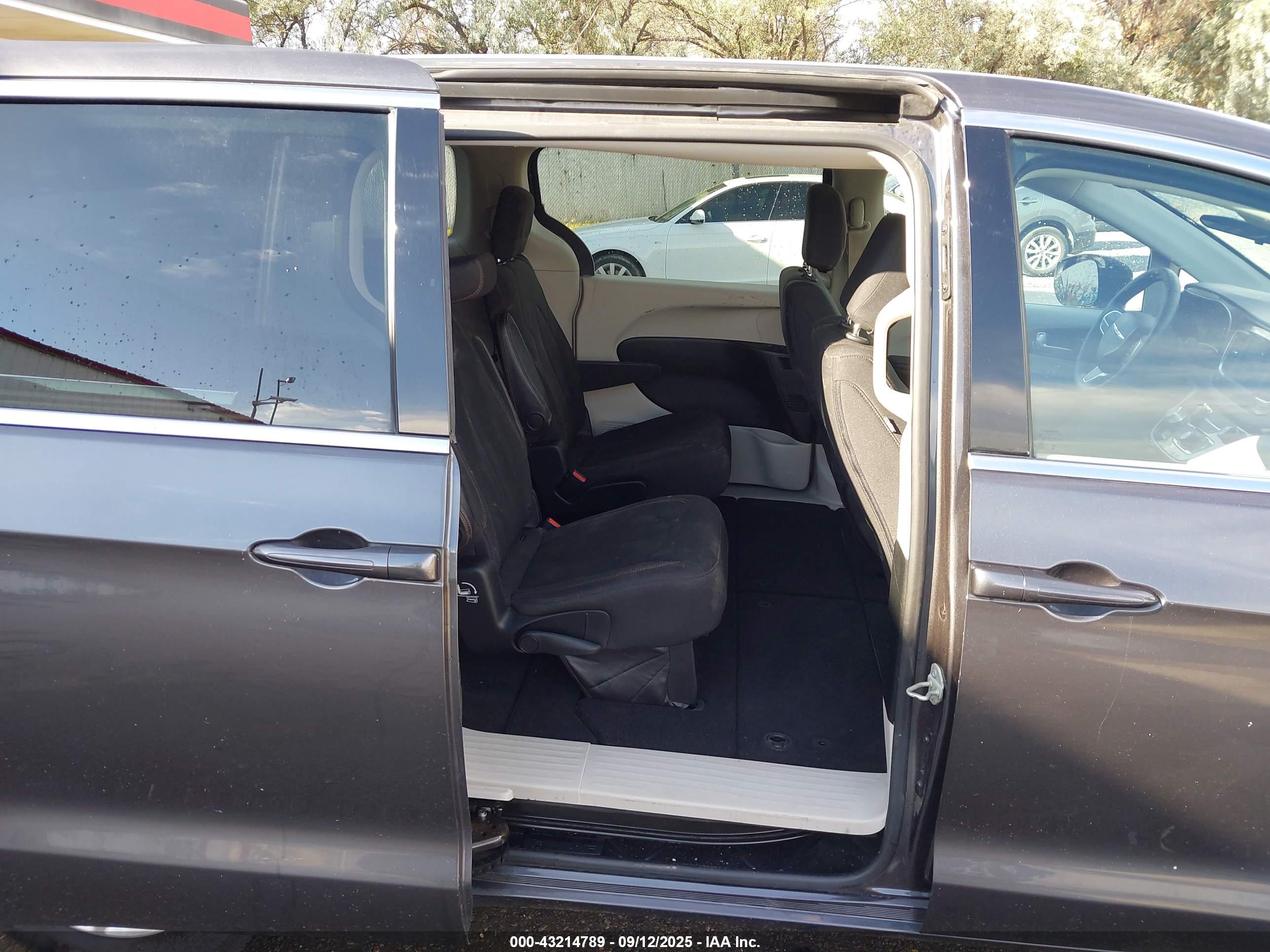CHRYSLER PACIFICA image 8