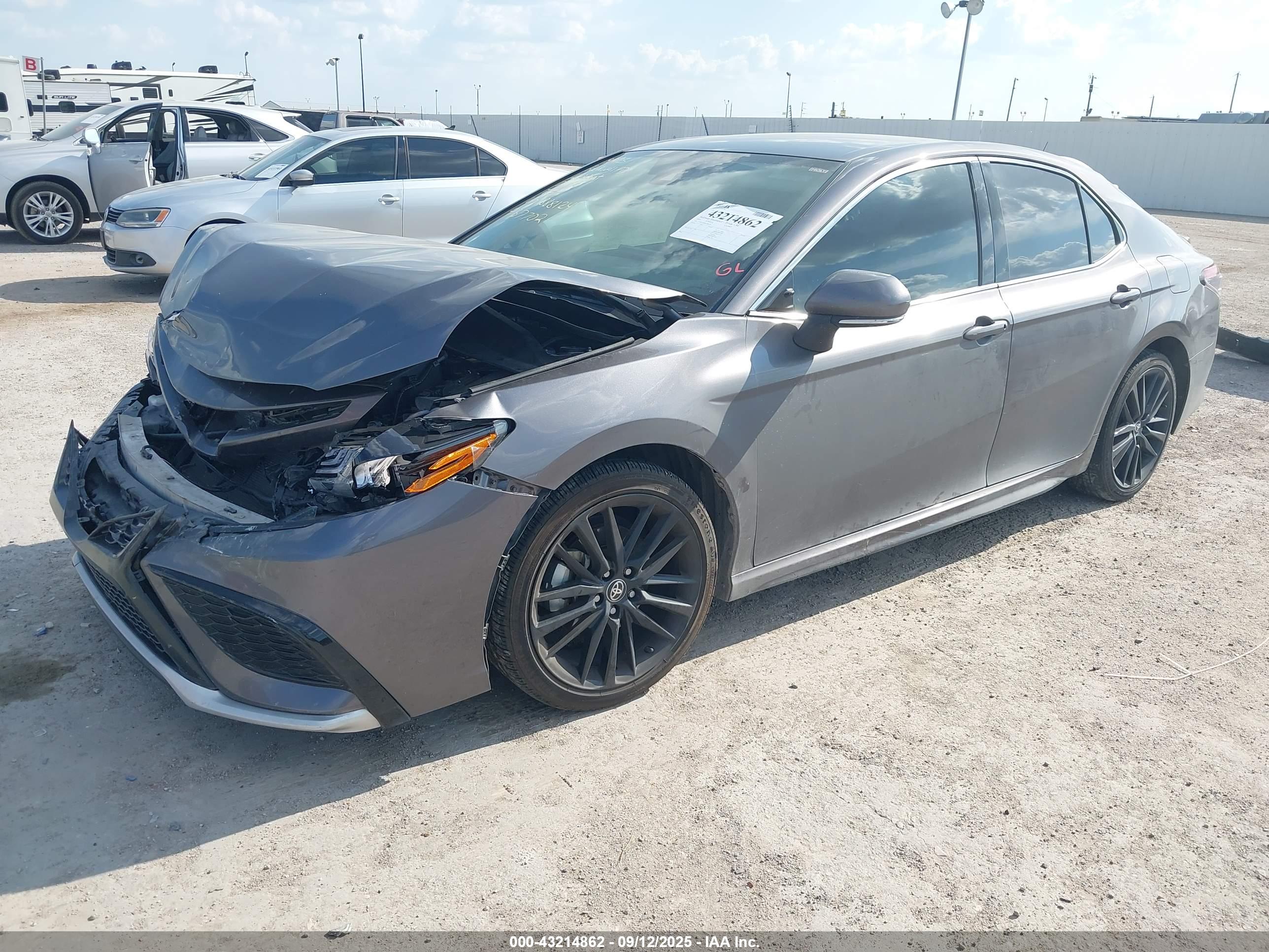 TOYOTA CAMRY image 2