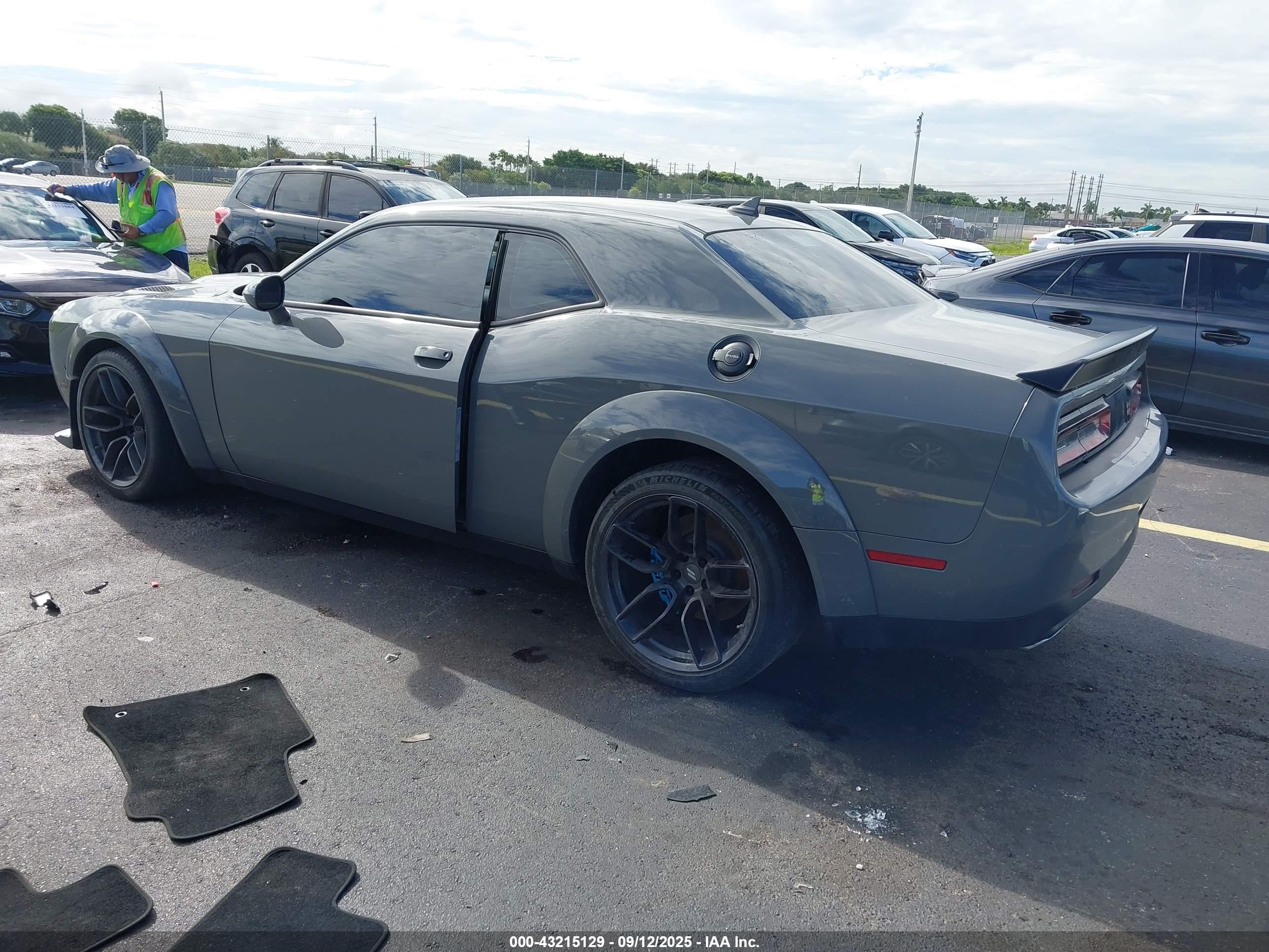 DODGE CHALLENGER image 3