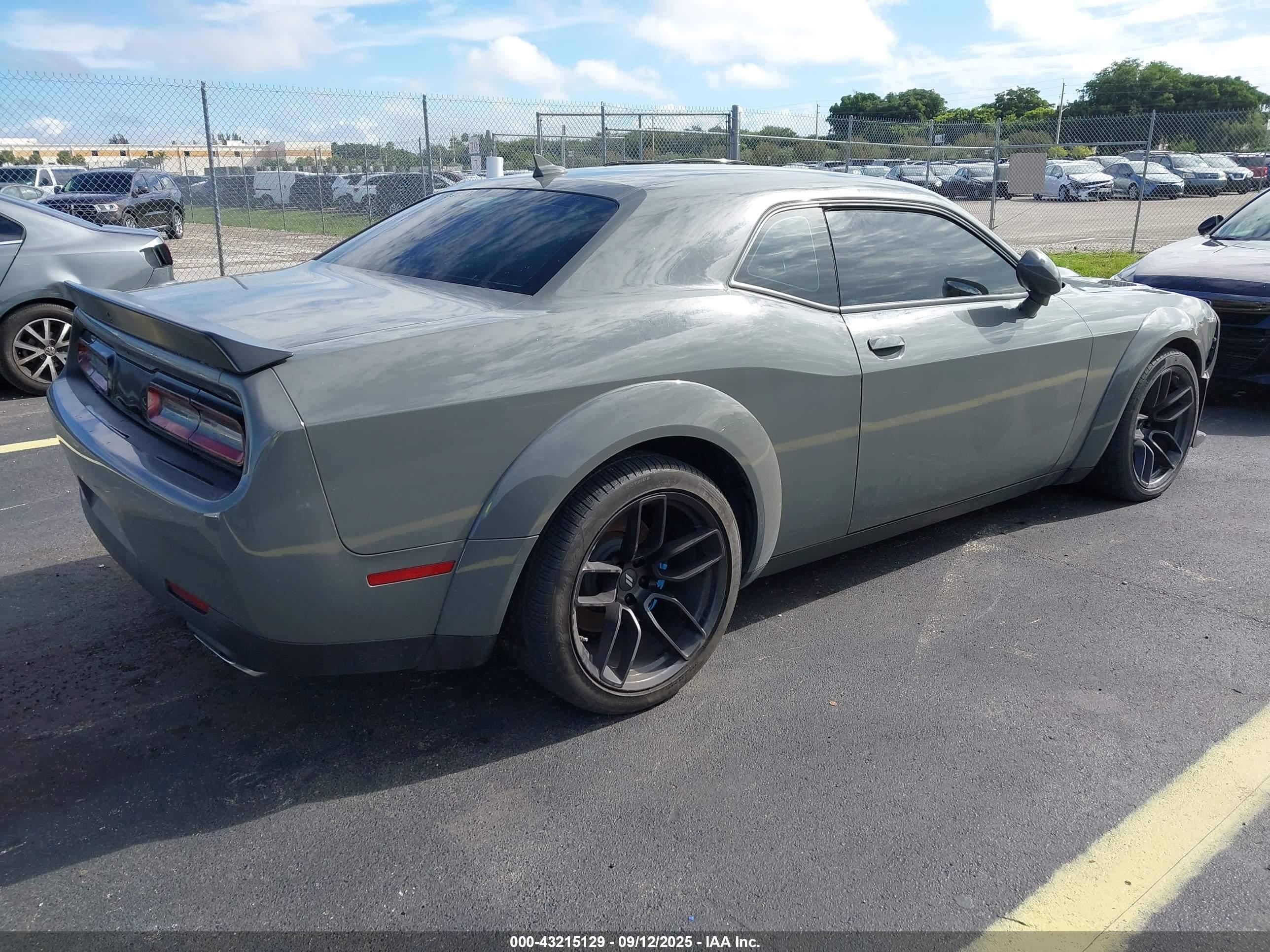 DODGE CHALLENGER image 4