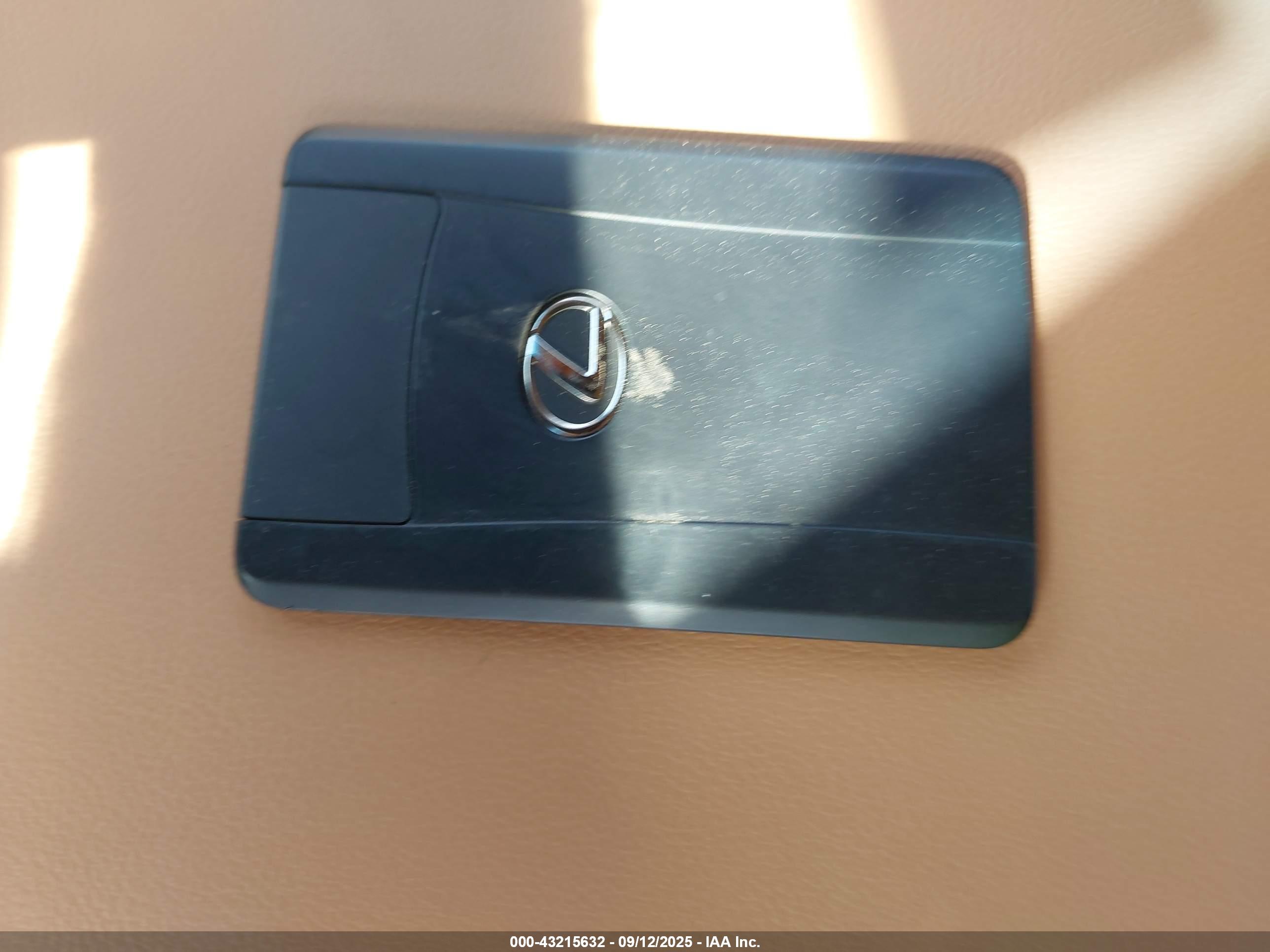 LEXUS ES image 11