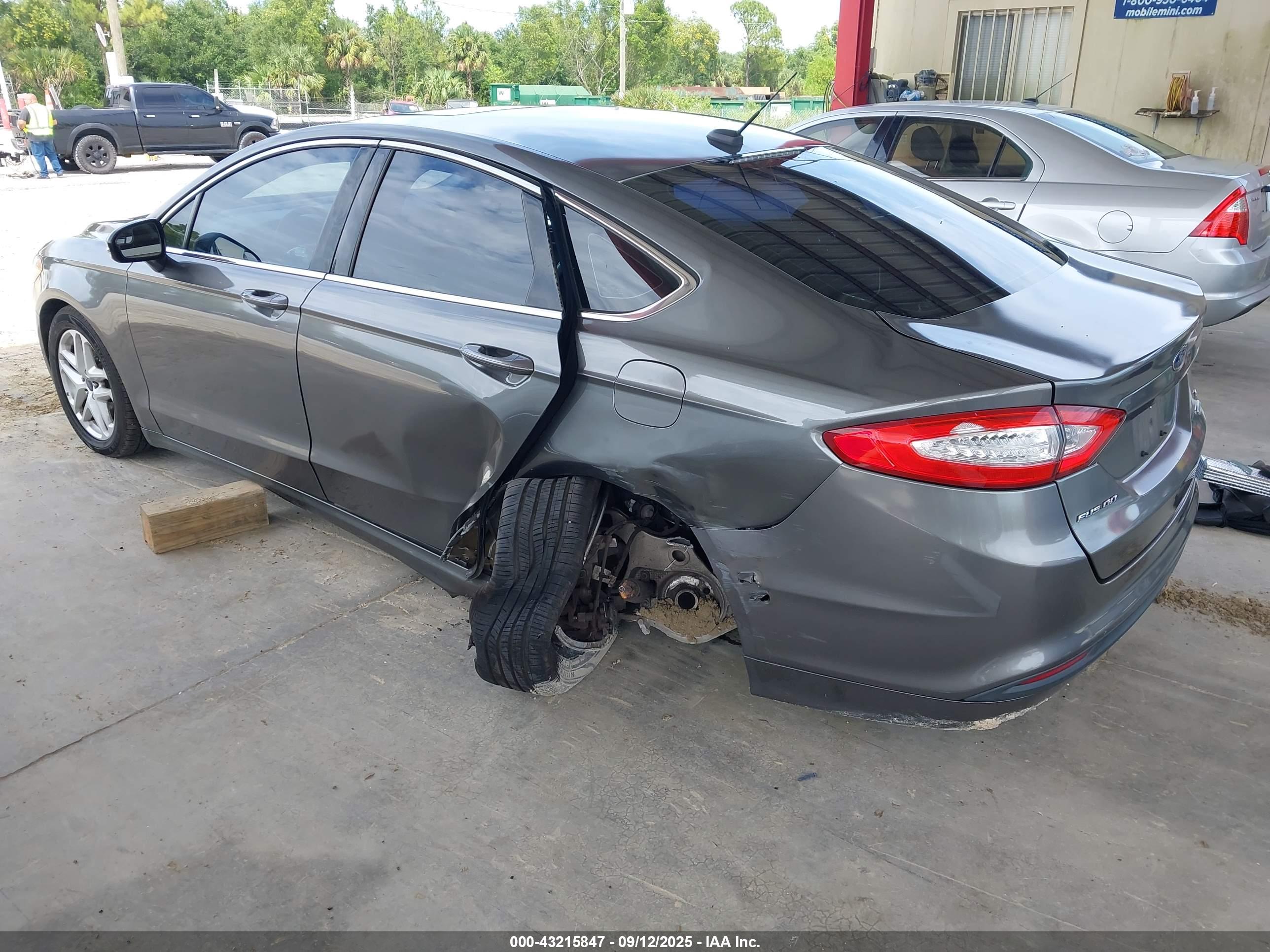 FORD FUSION image 3