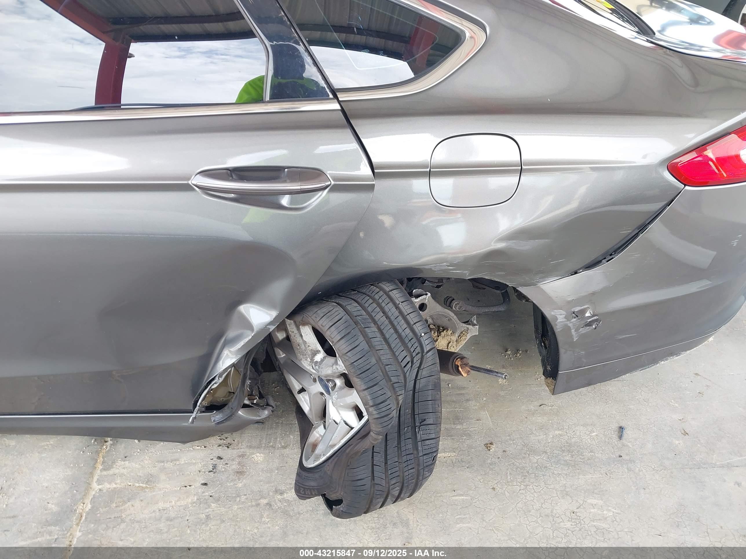FORD FUSION image 6