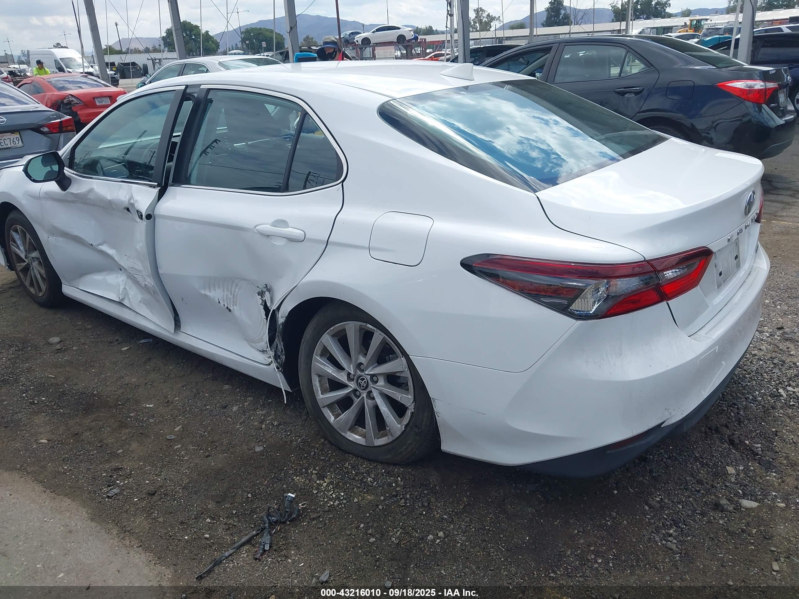 TOYOTA CAMRY image 3