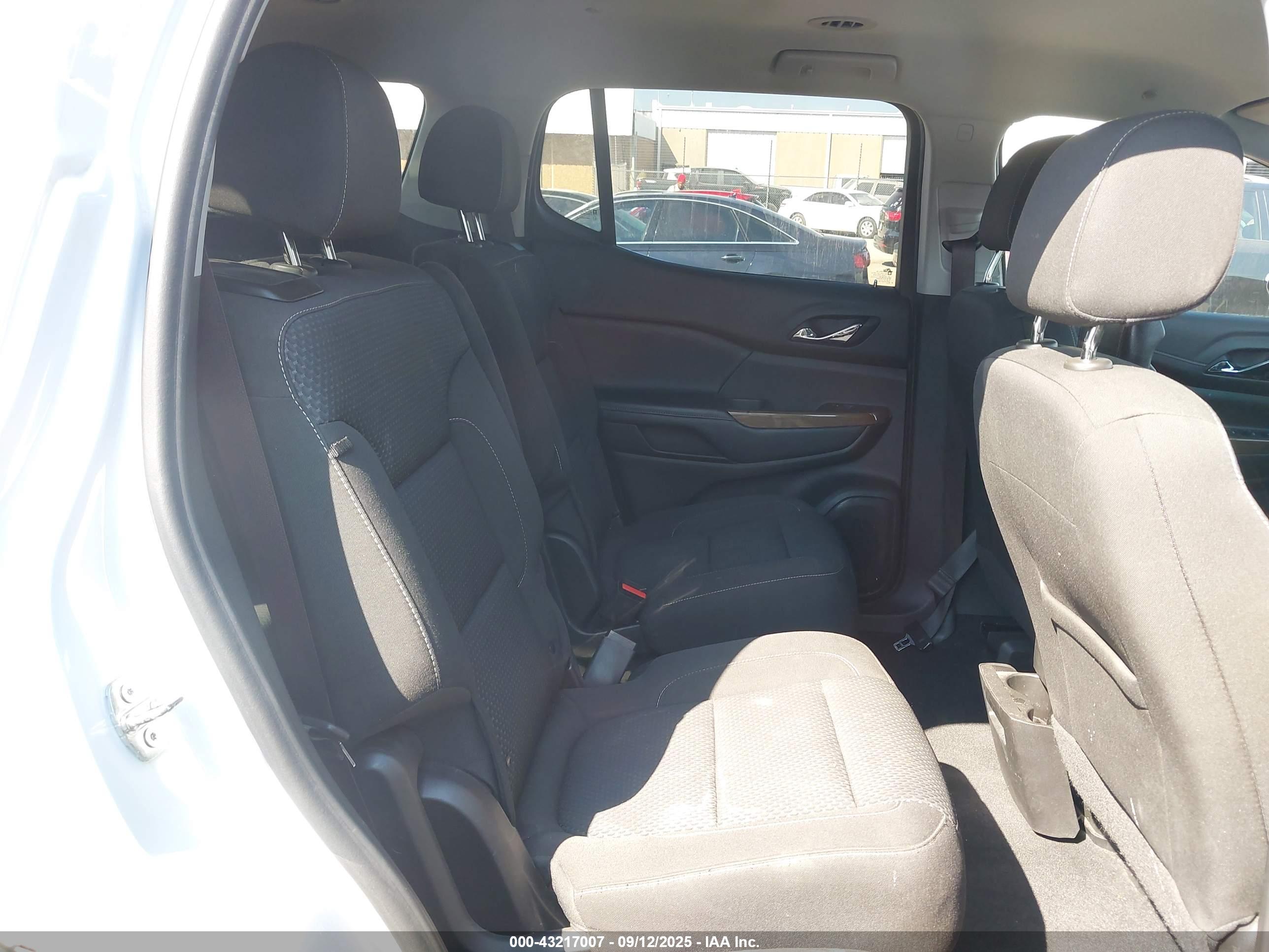 GMC ACADIA image 8