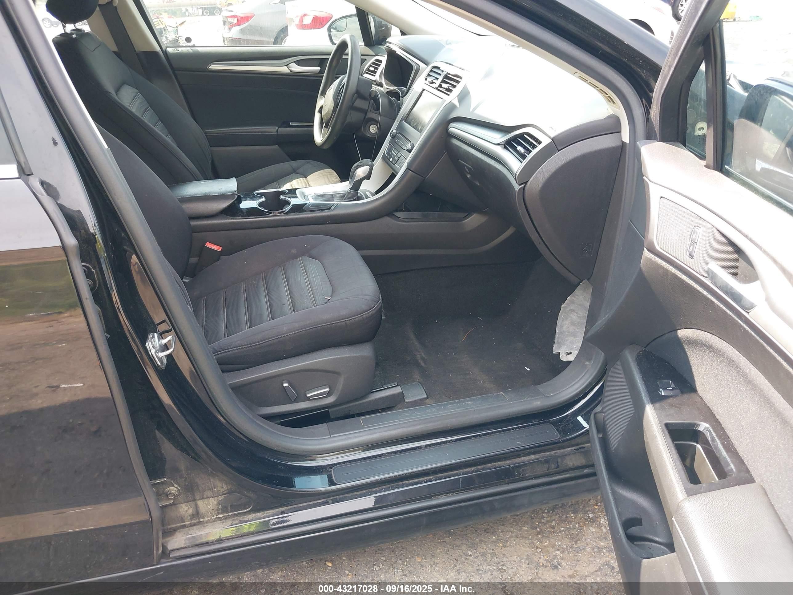 FORD FUSION image 5