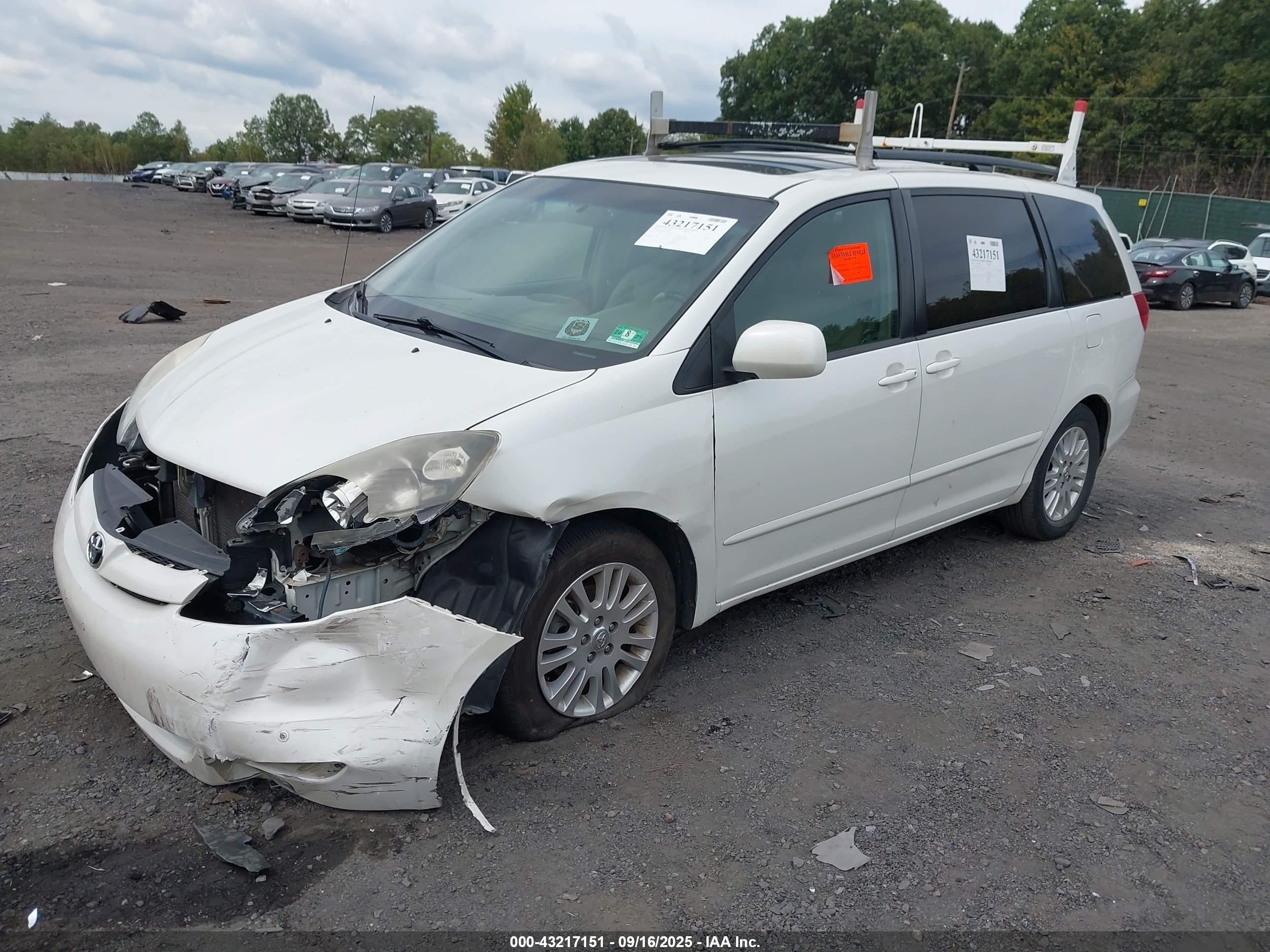 TOYOTA SIENNA image 2
