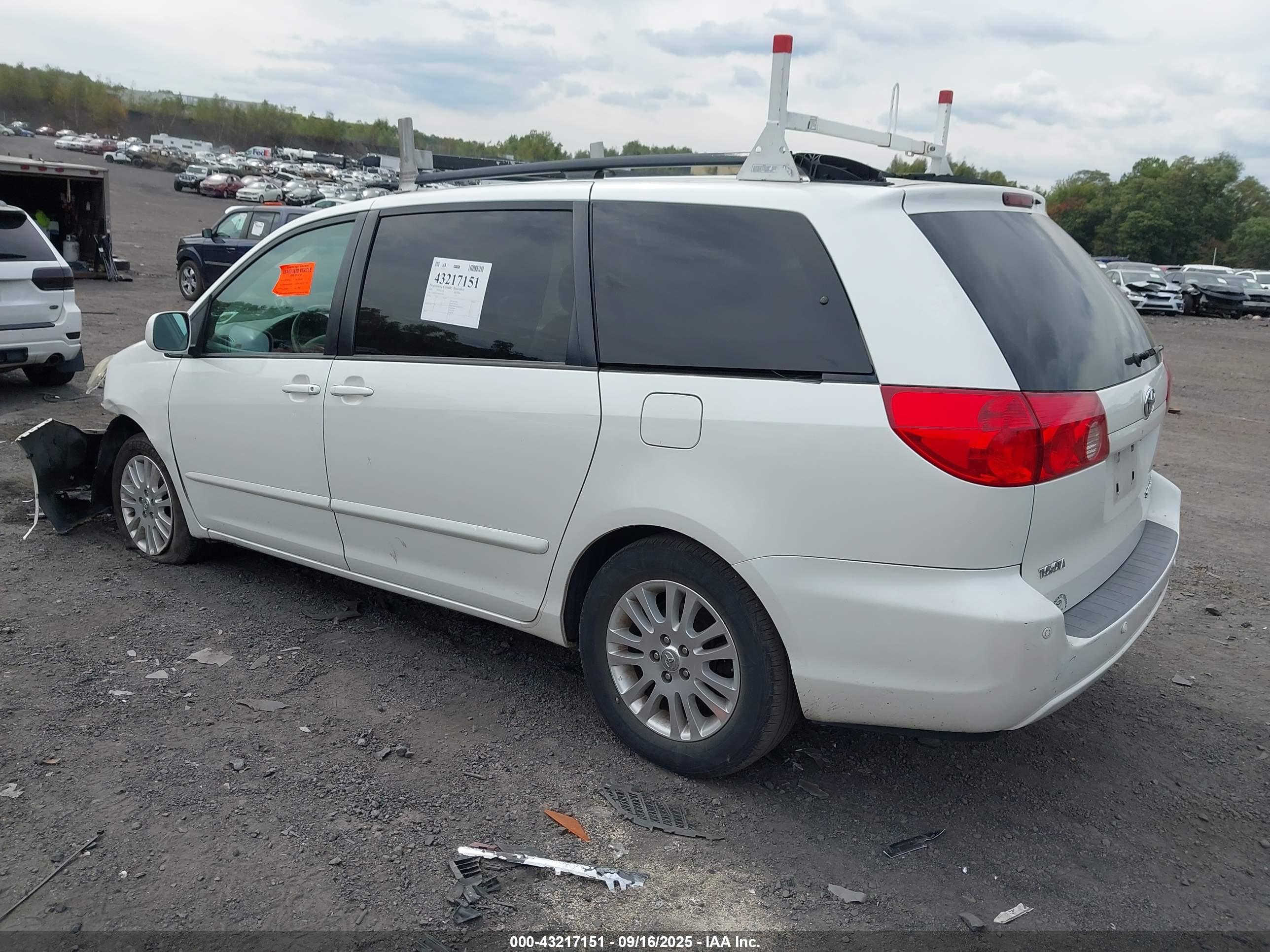 TOYOTA SIENNA image 3