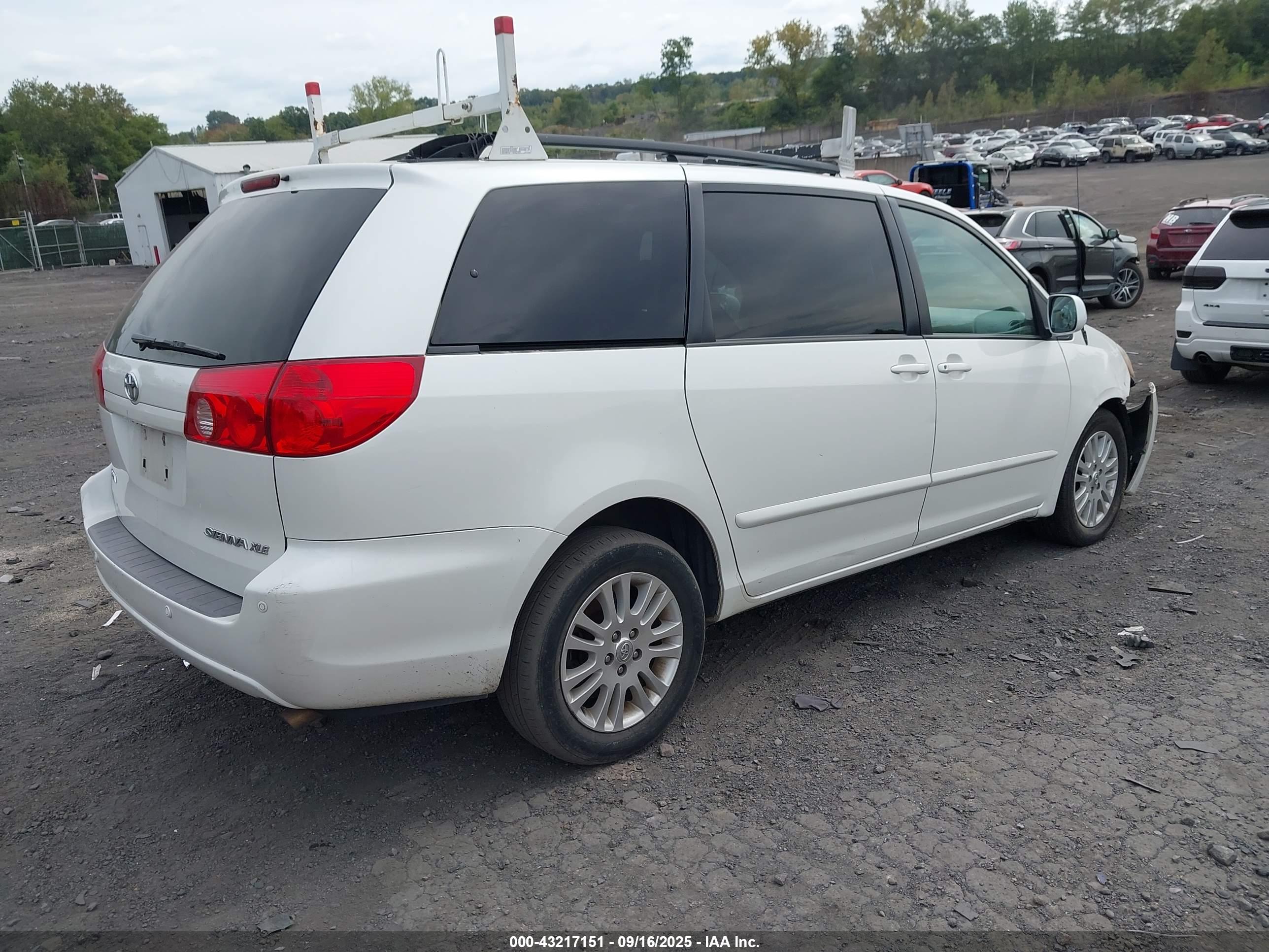 TOYOTA SIENNA image 4