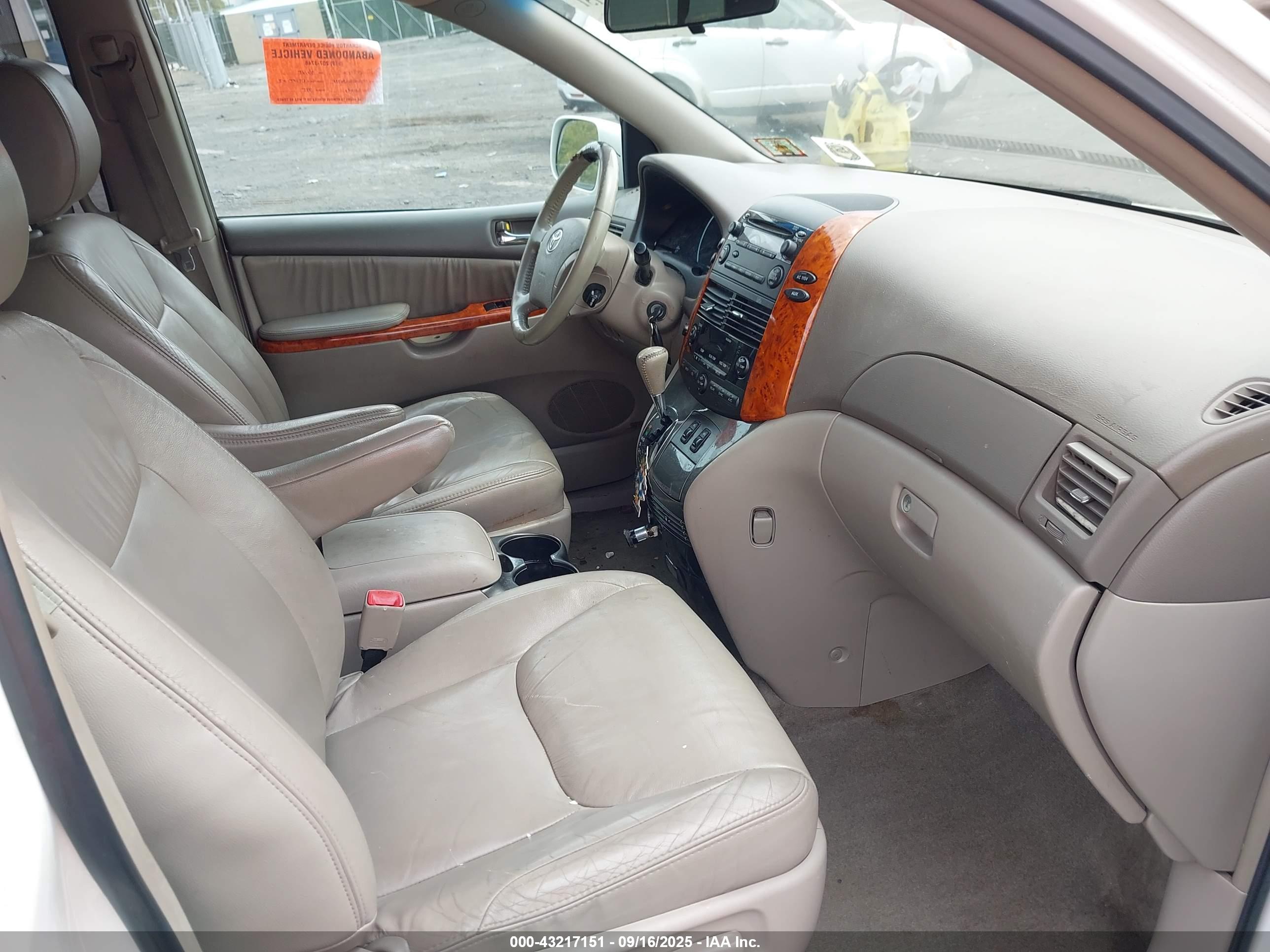 TOYOTA SIENNA image 5