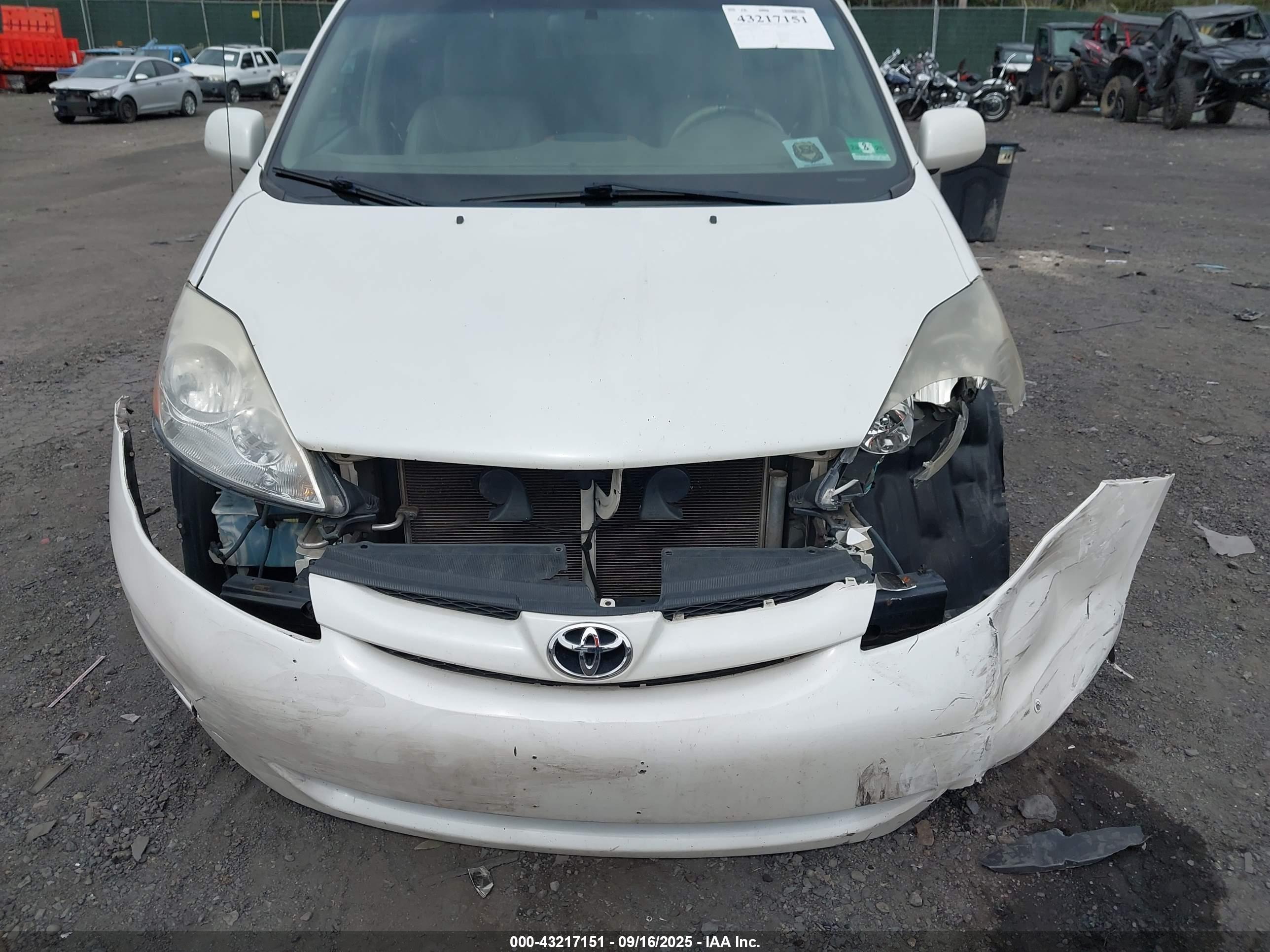 TOYOTA SIENNA image 6
