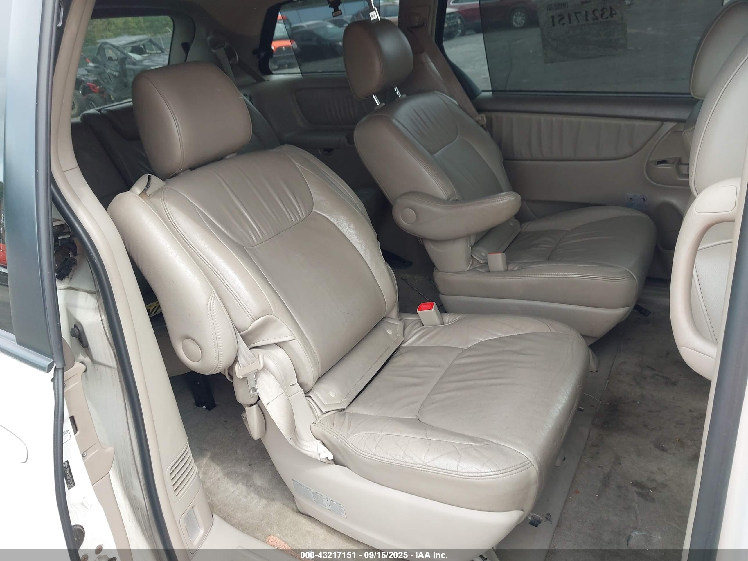 TOYOTA SIENNA image 8