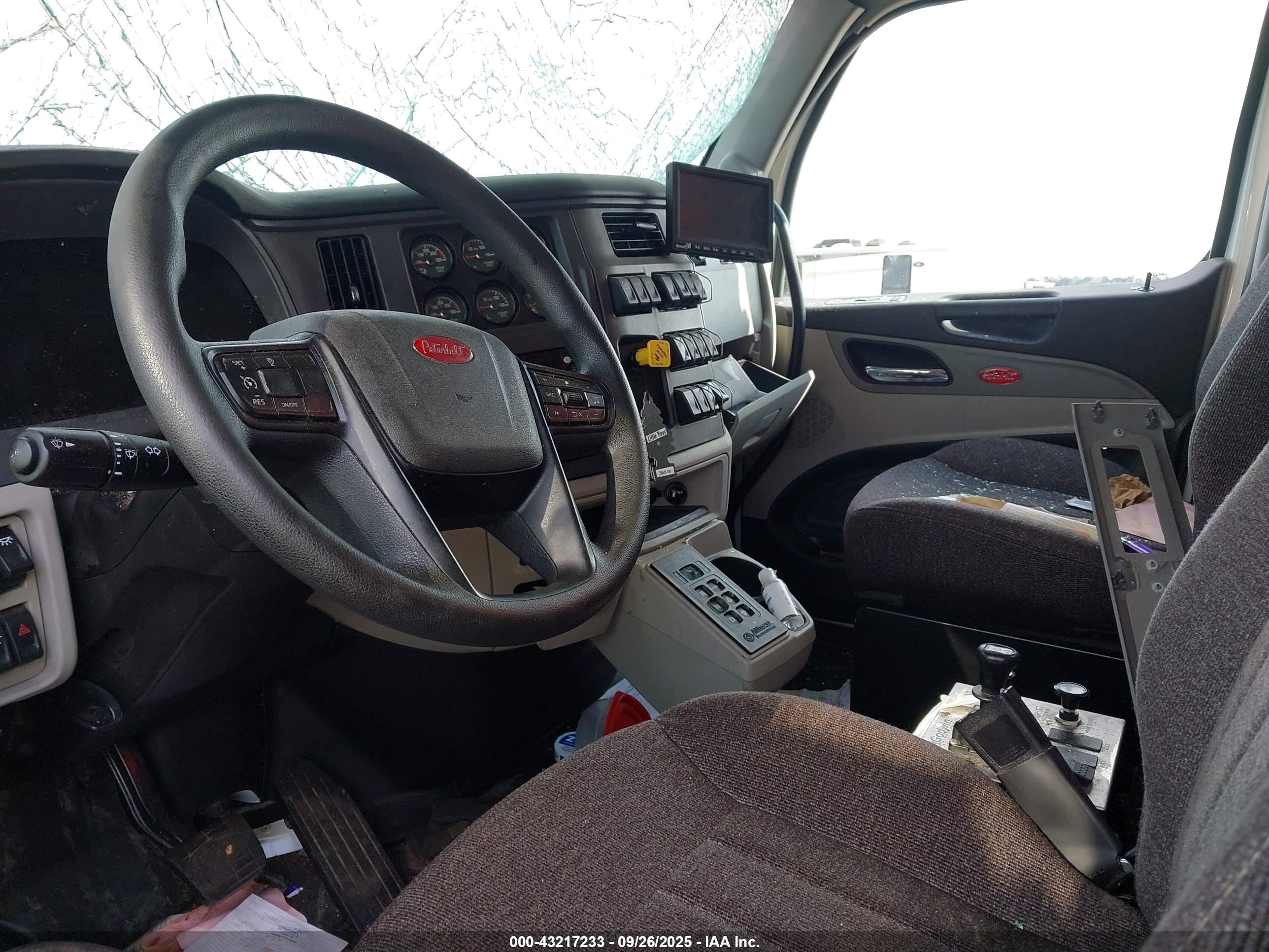 PETERBILT 567 image 8