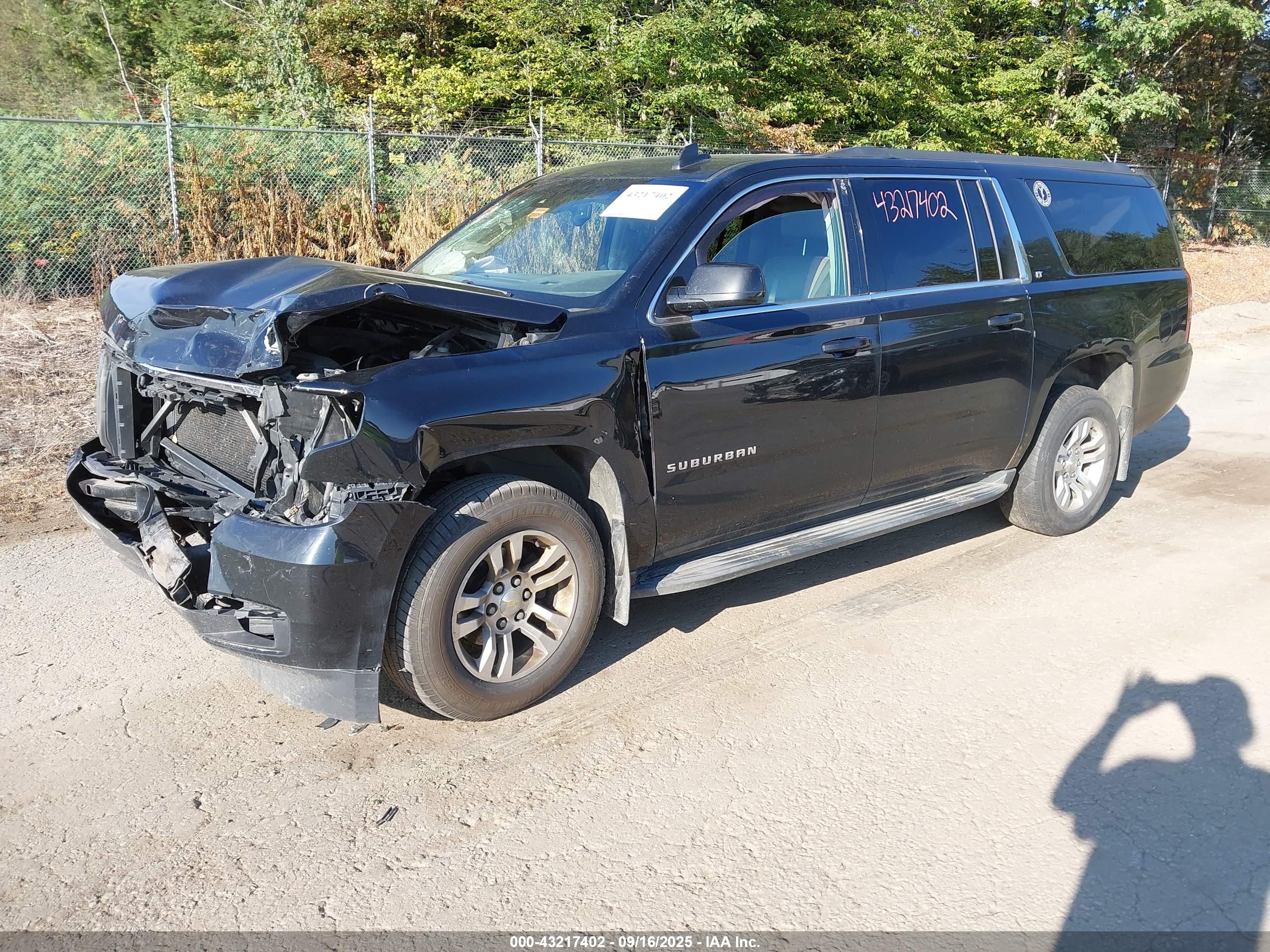 CHEVROLET SUBURBAN image 2