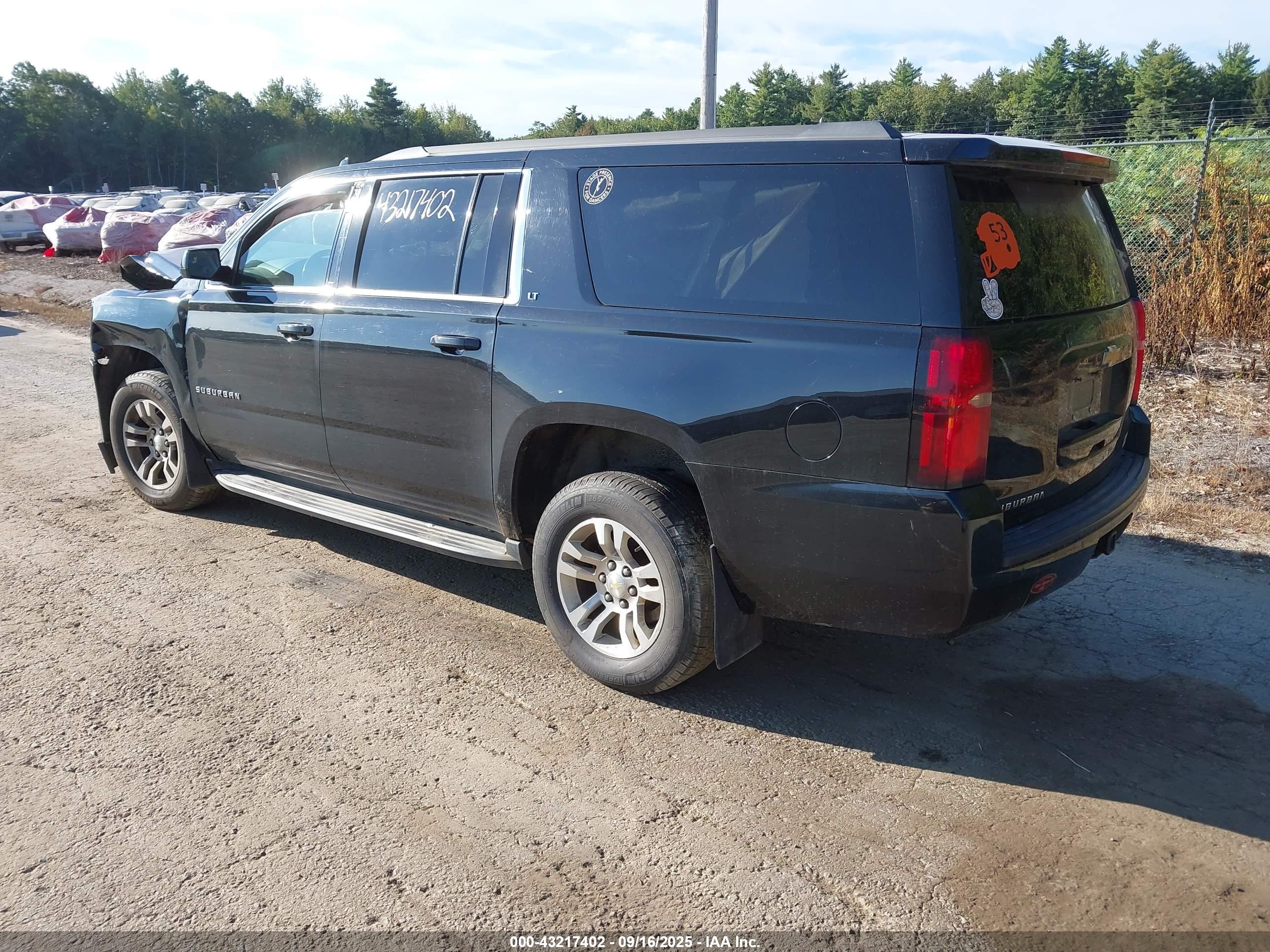 CHEVROLET SUBURBAN image 3