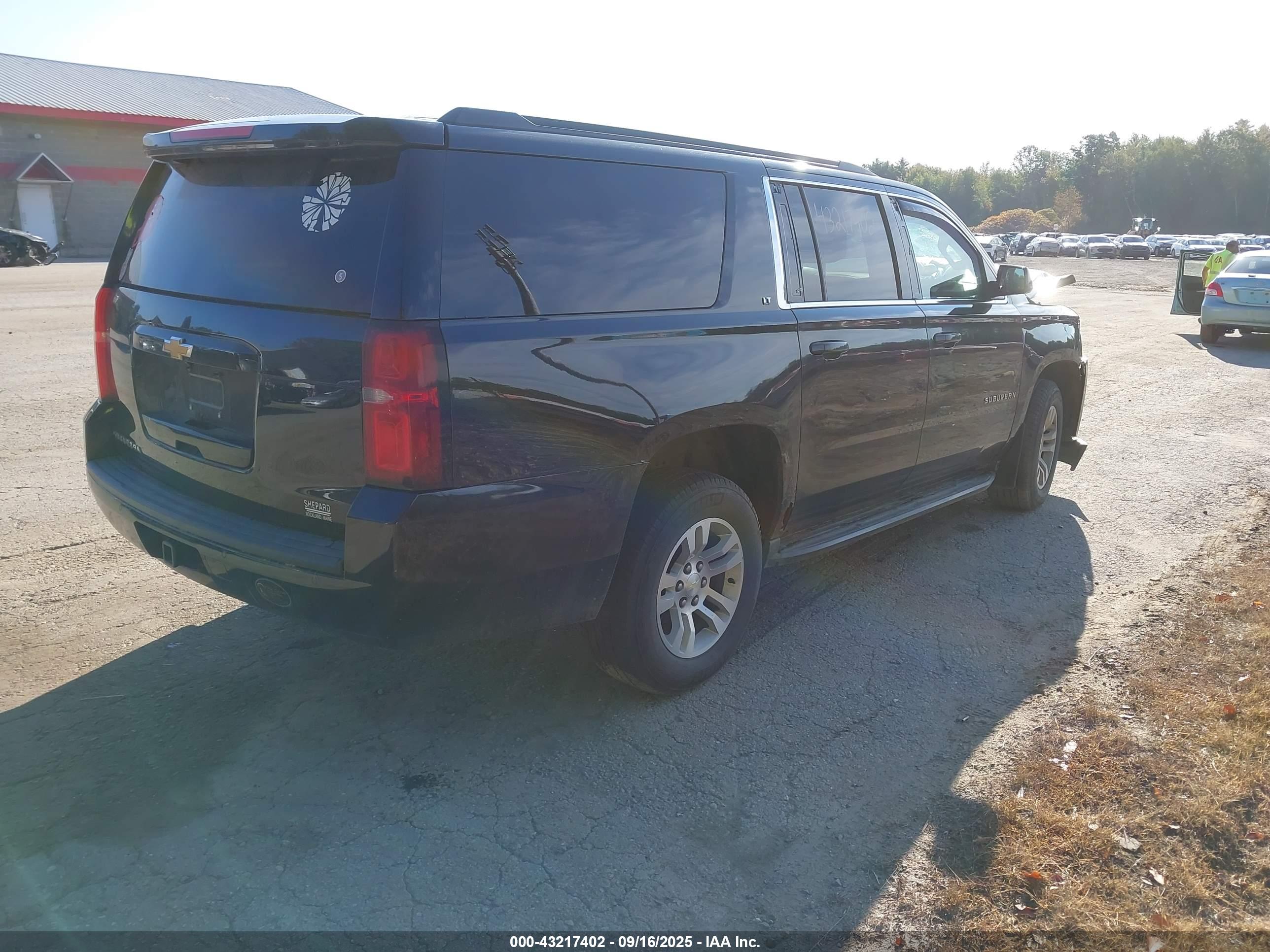 CHEVROLET SUBURBAN image 4