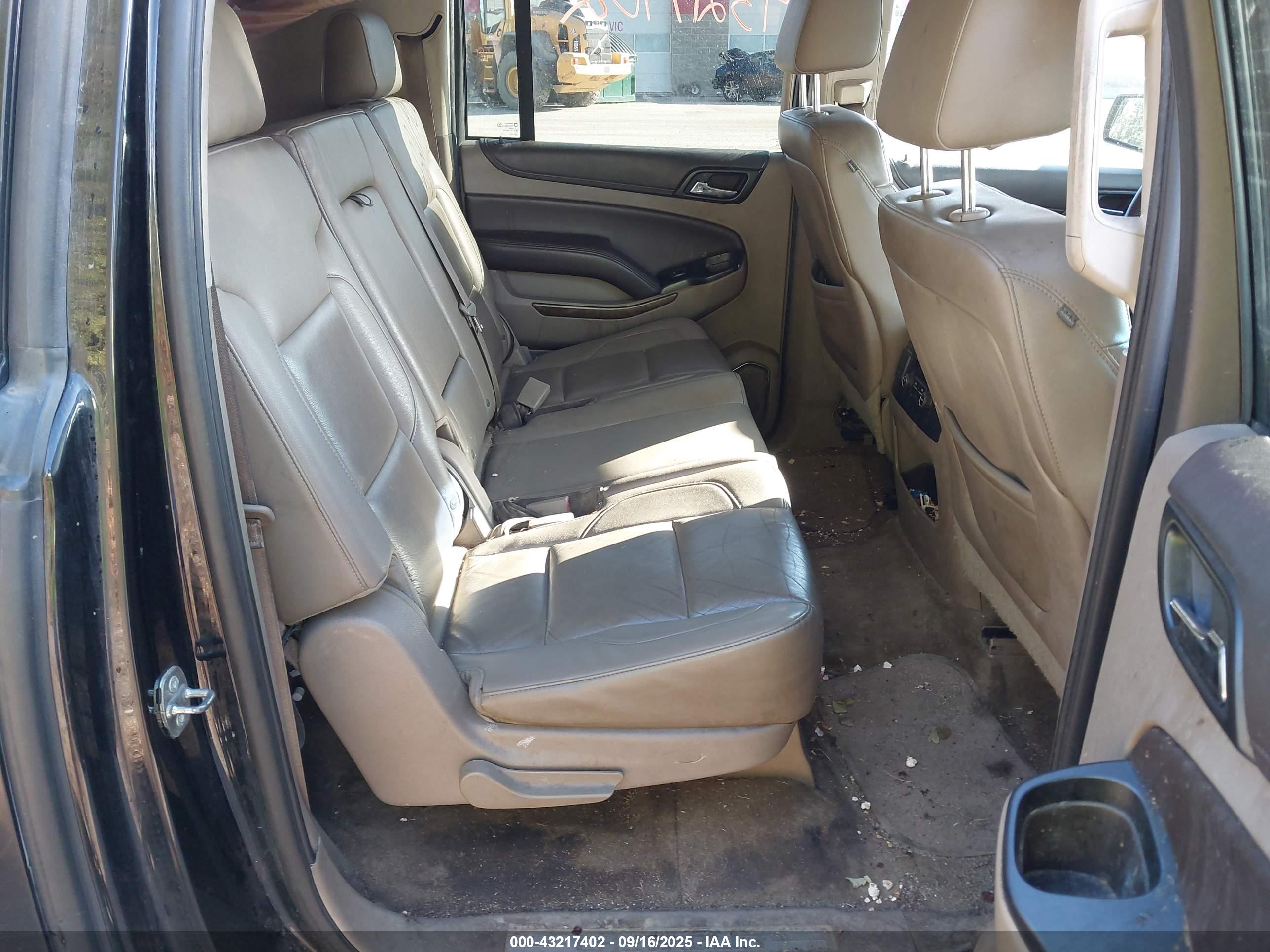CHEVROLET SUBURBAN image 8