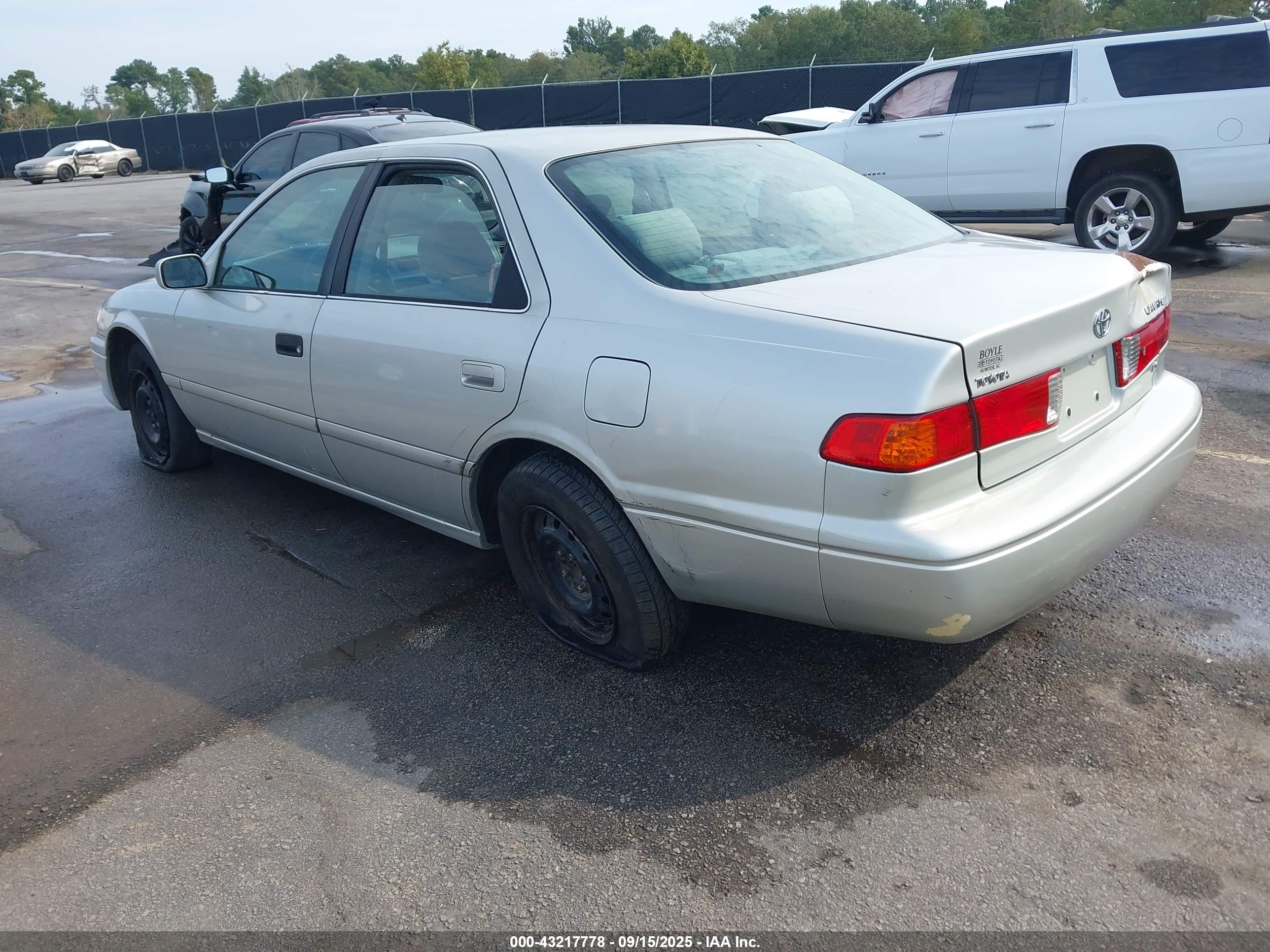 TOYOTA CAMRY image 3
