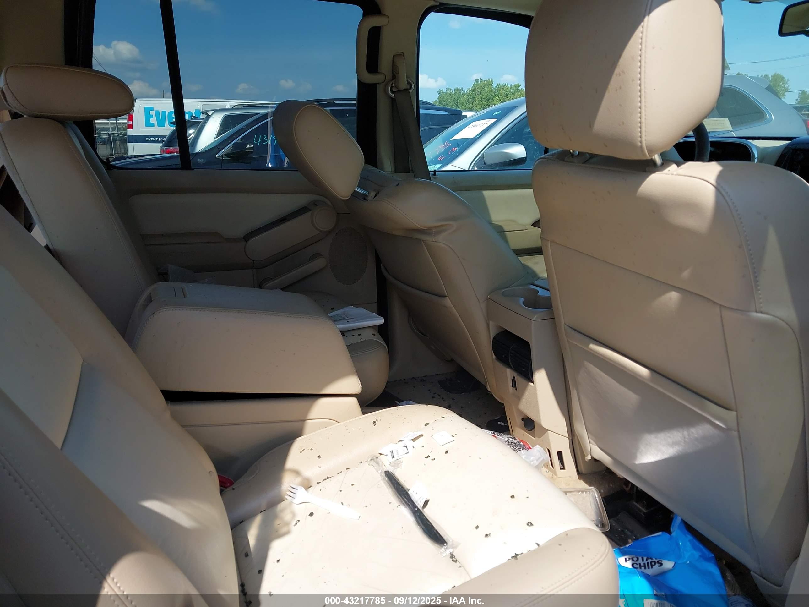 FORD EXPLORER image 8