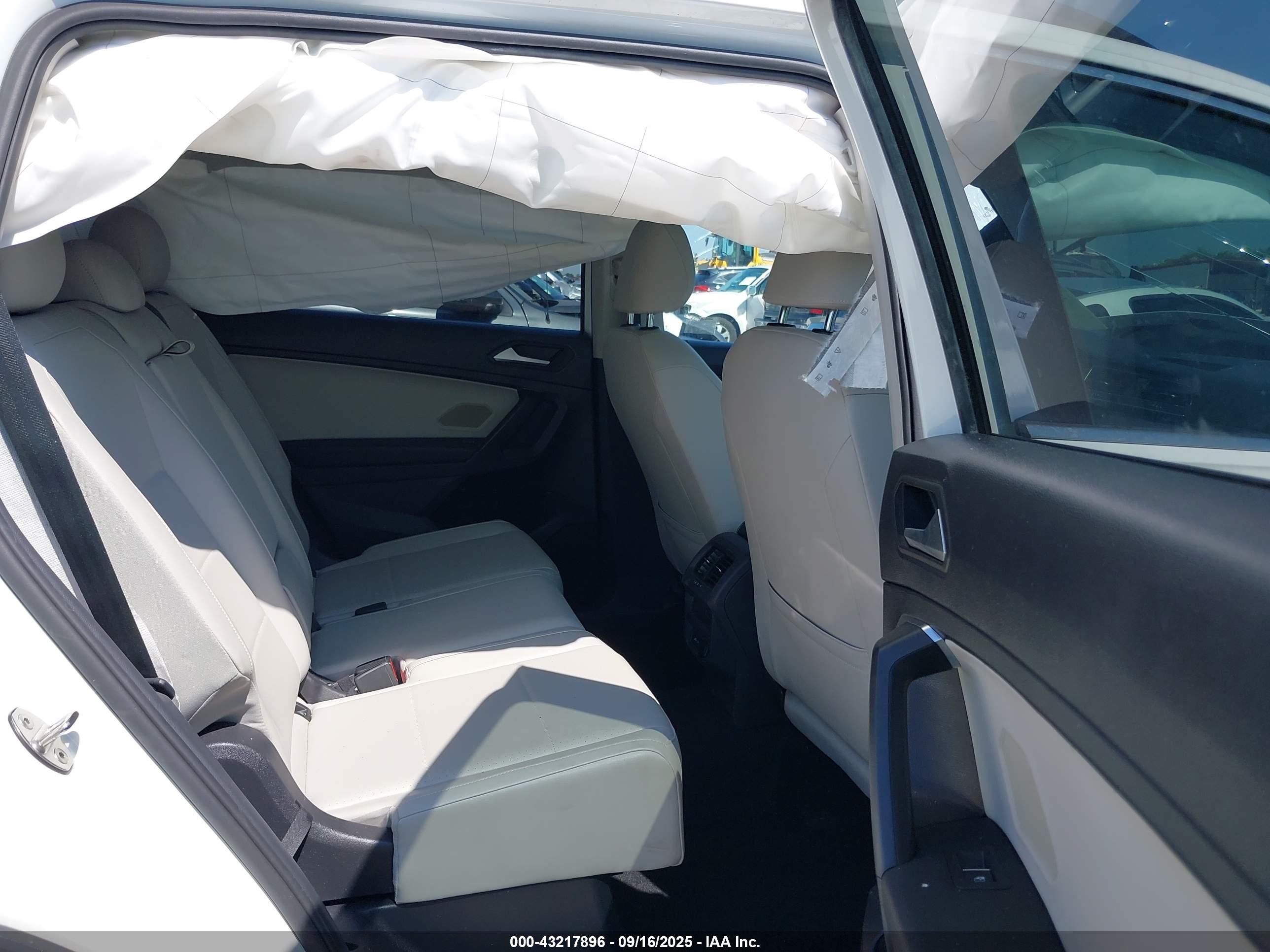 VOLKSWAGEN TIGUAN image 8