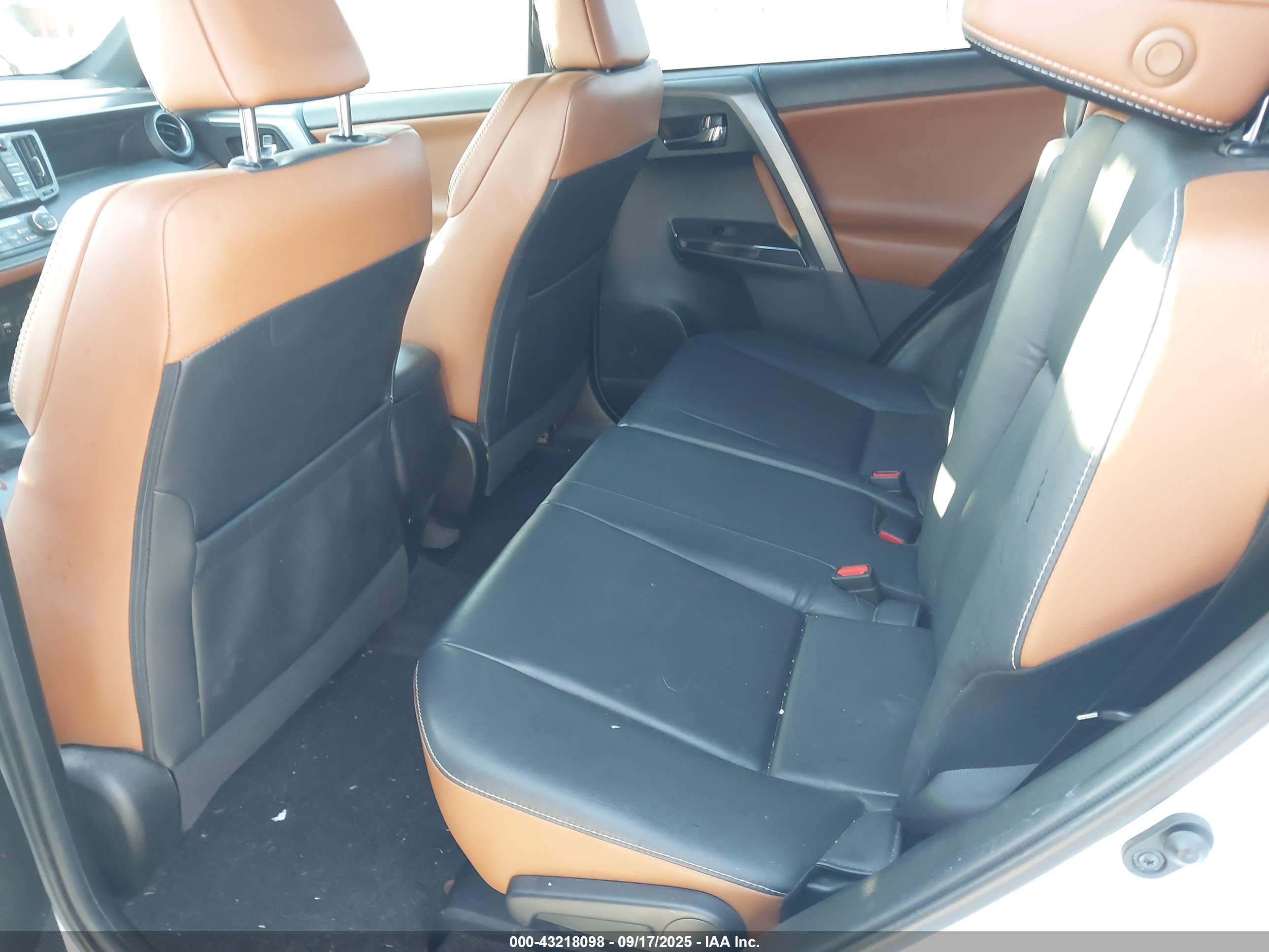 TOYOTA RAV4 image 8