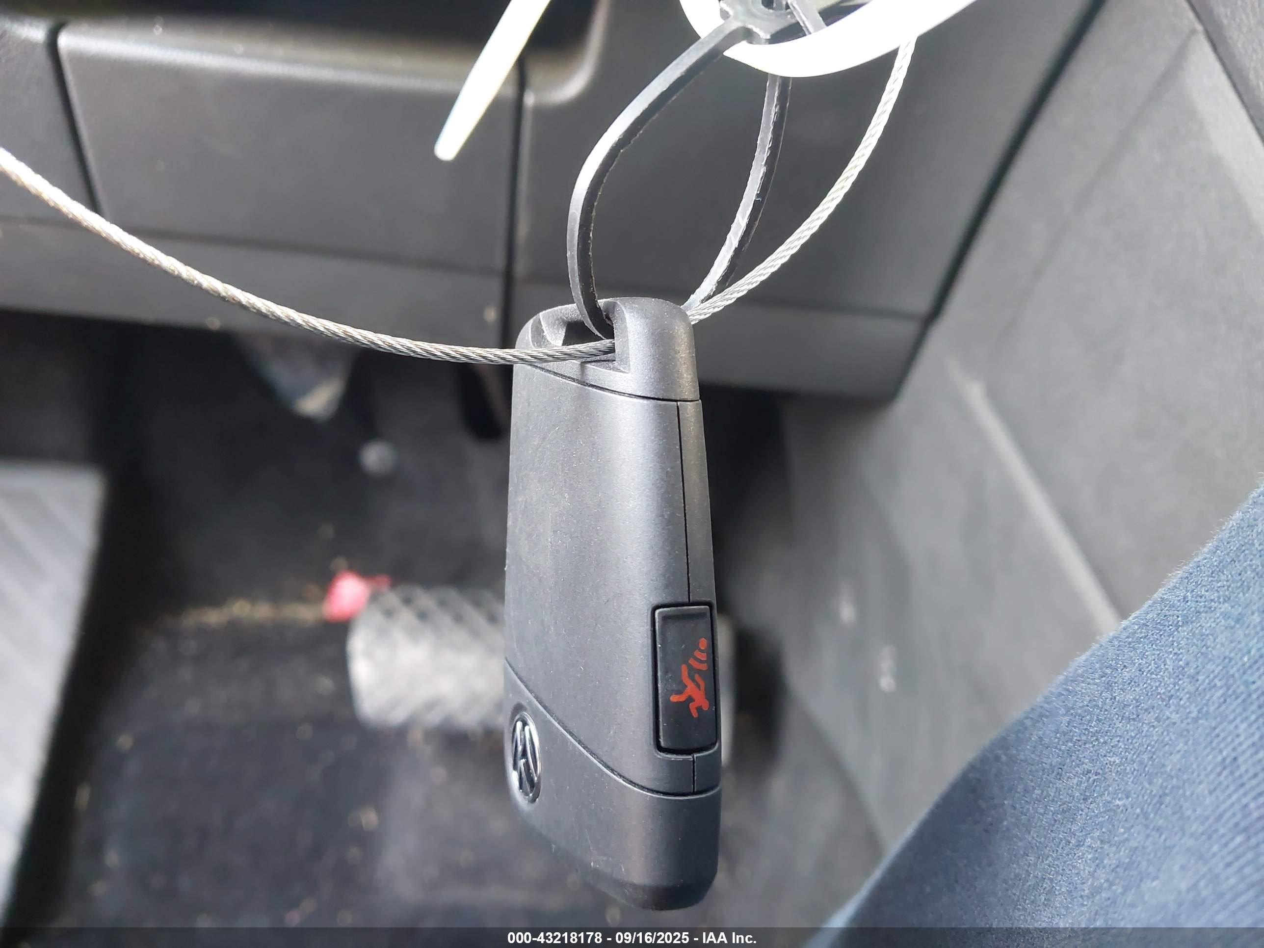 VOLKSWAGEN TAOS image 11