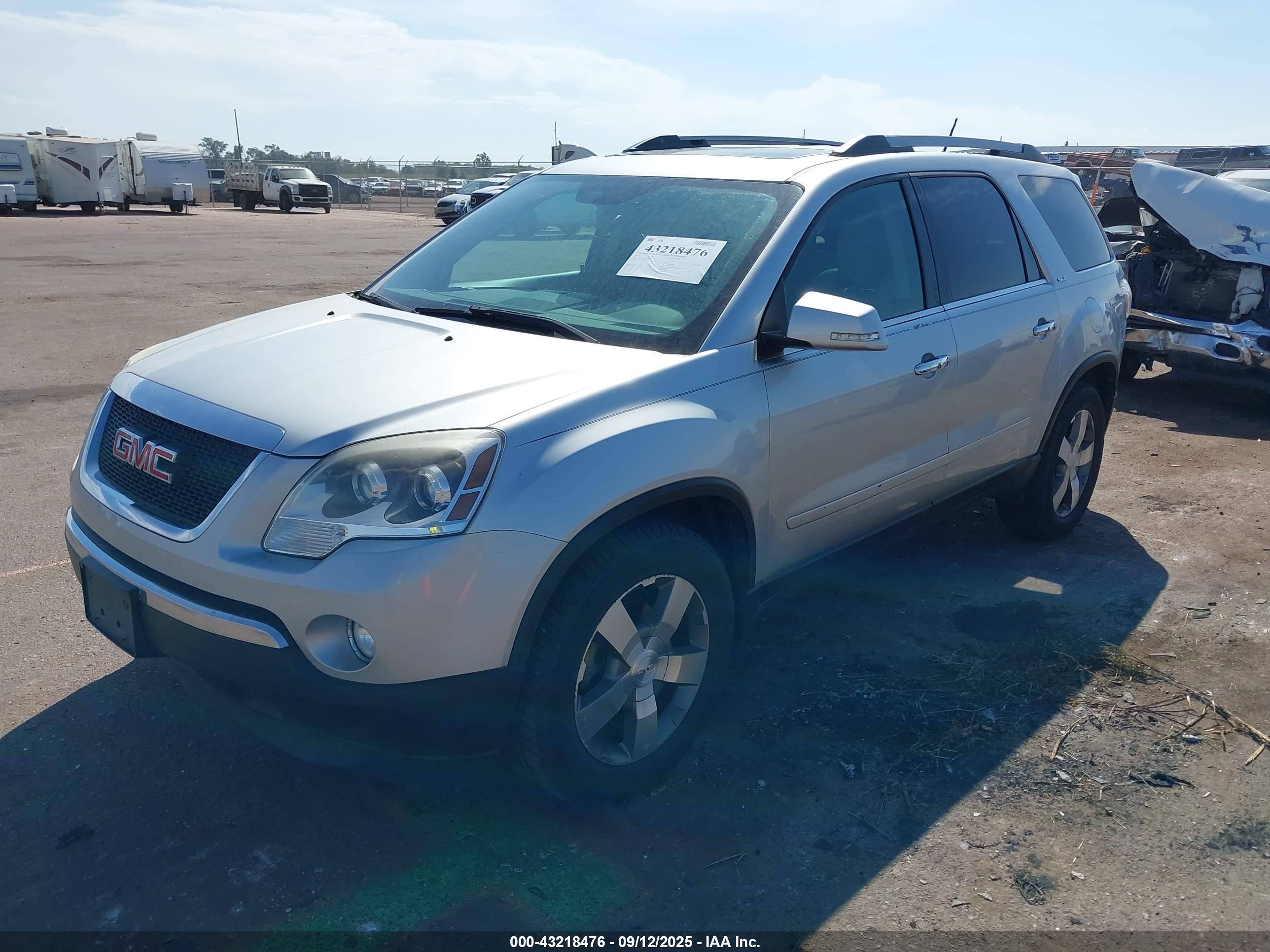 GMC ACADIA image 2