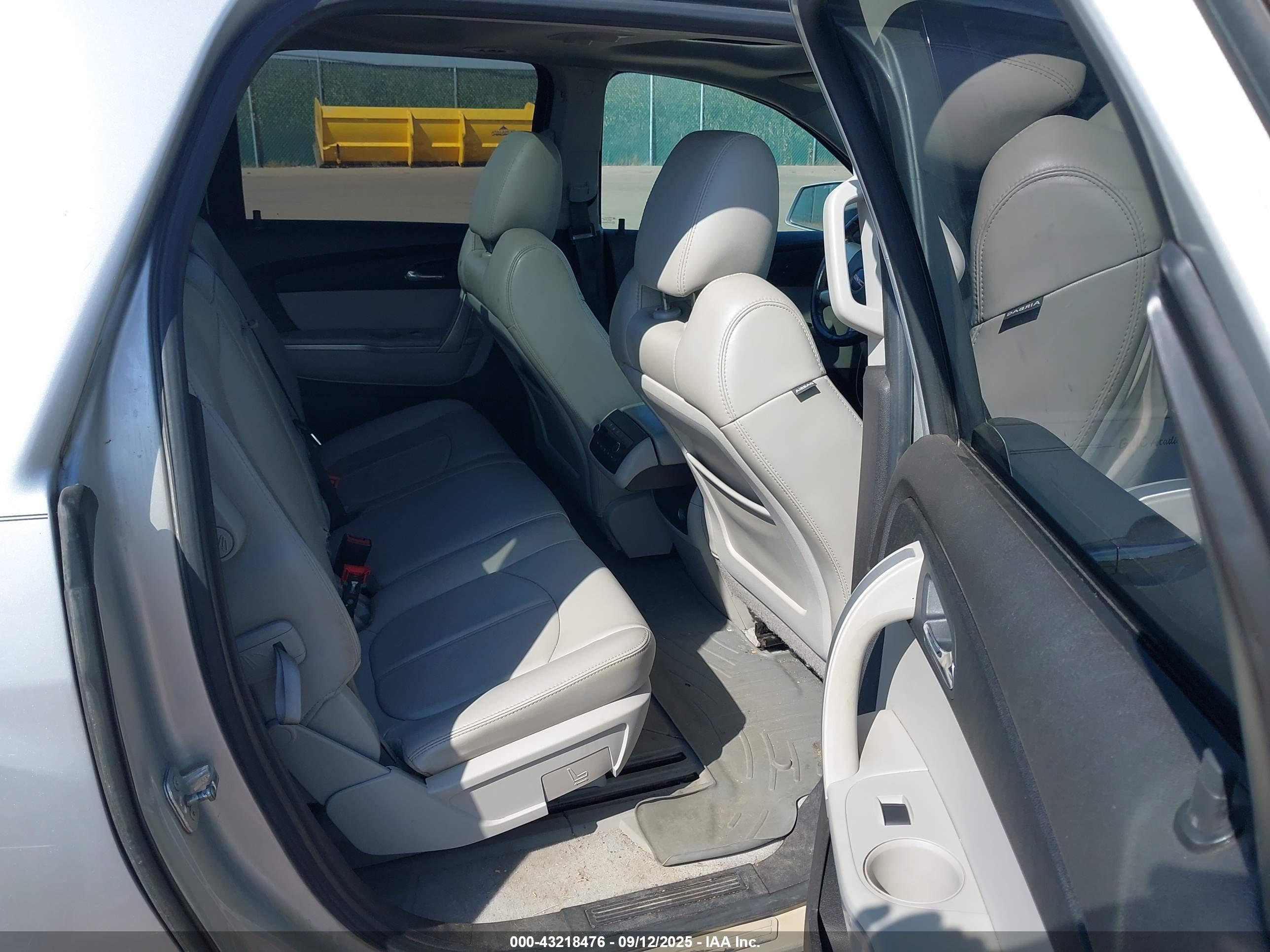 GMC ACADIA image 8