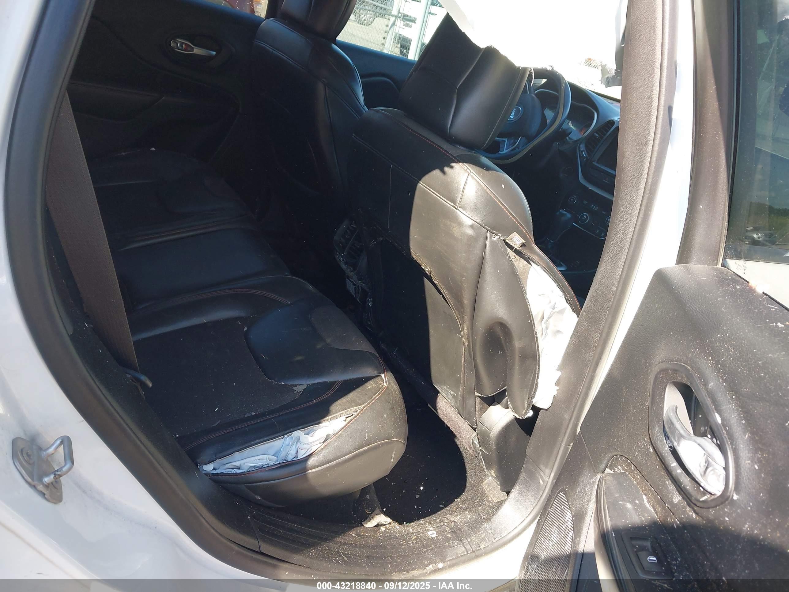 JEEP CHEROKEE image 8