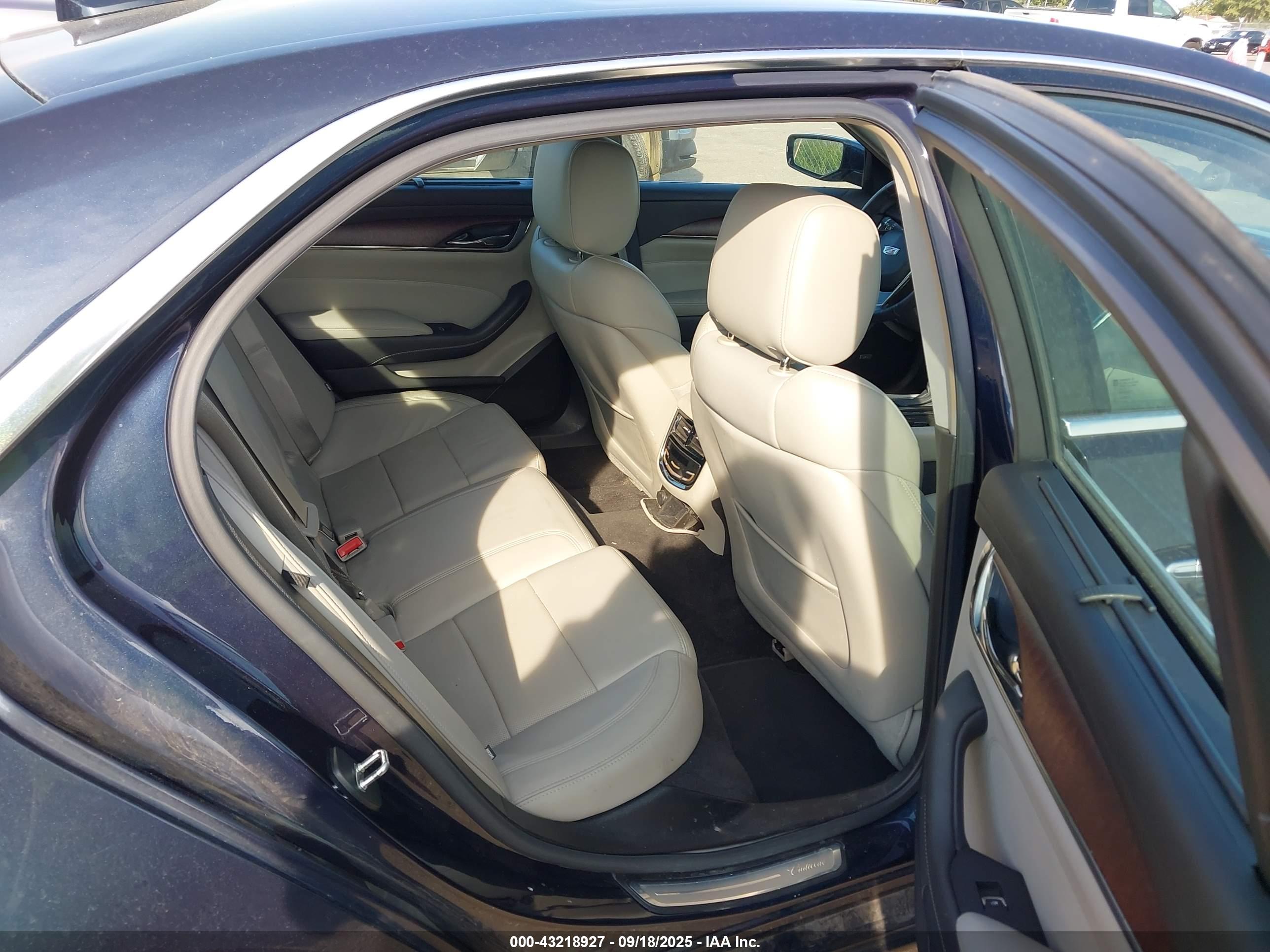 CADILLAC CTS image 8